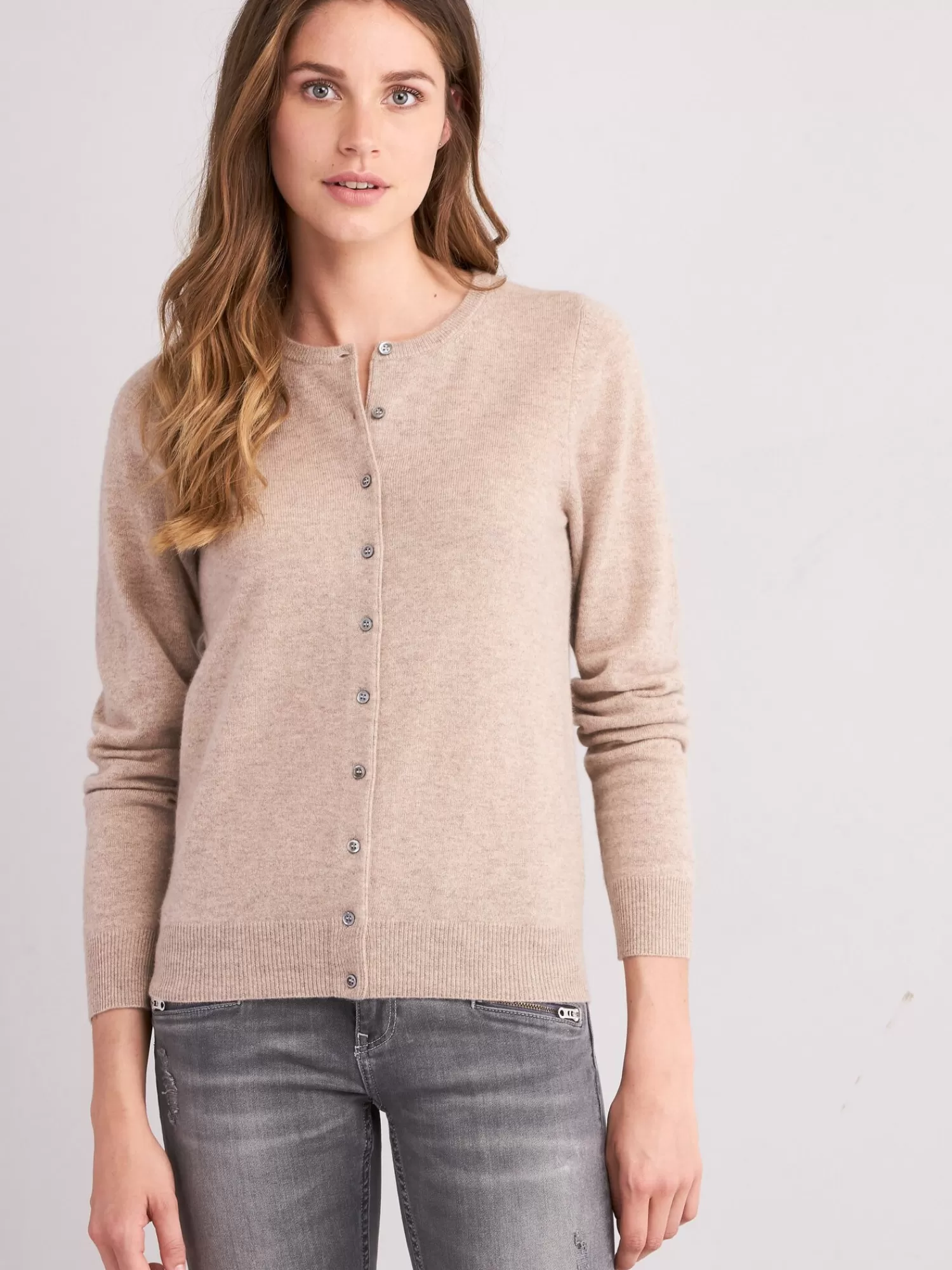 REPEAT cashmere Vesten*Basic cashmere cardigan met ronde hals Sand