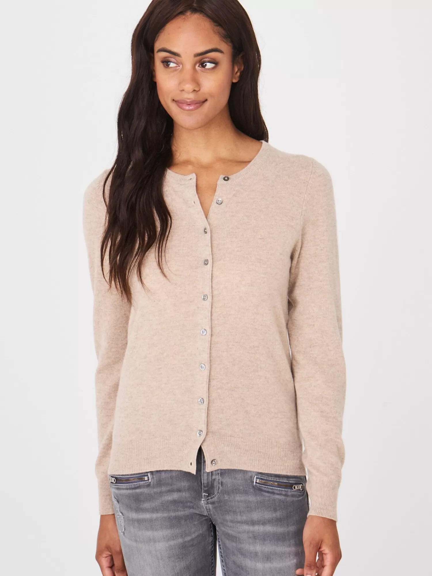REPEAT cashmere Vesten*Basic cashmere cardigan met ronde hals van organisch cashmere Sand