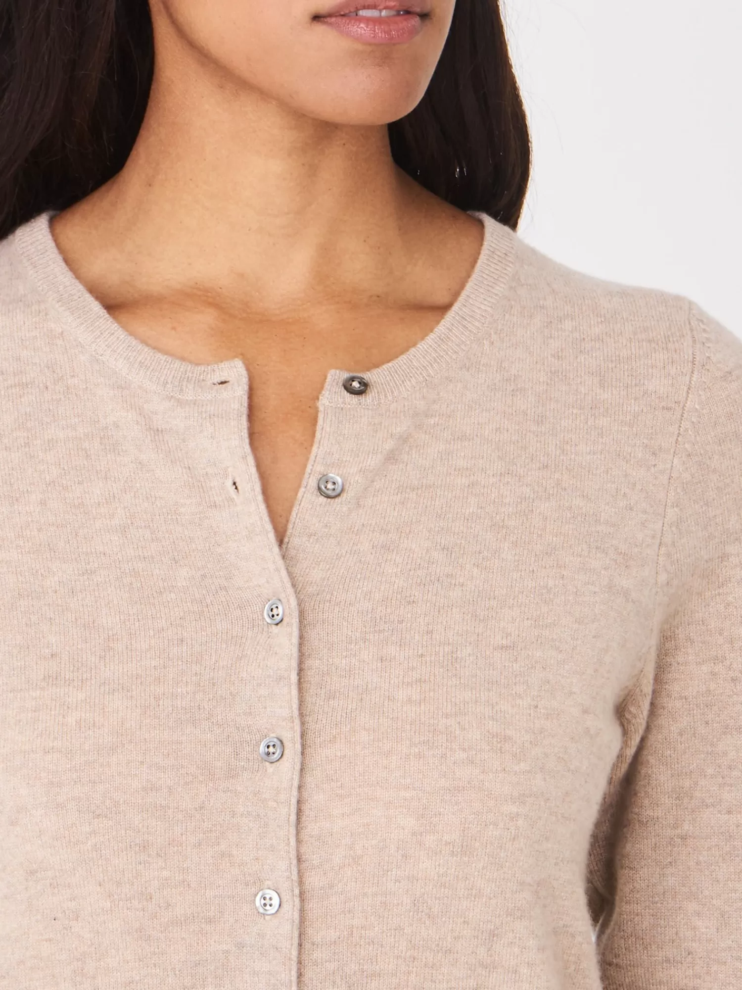 REPEAT cashmere Vesten*Basic cashmere cardigan met ronde hals van organisch cashmere Sand