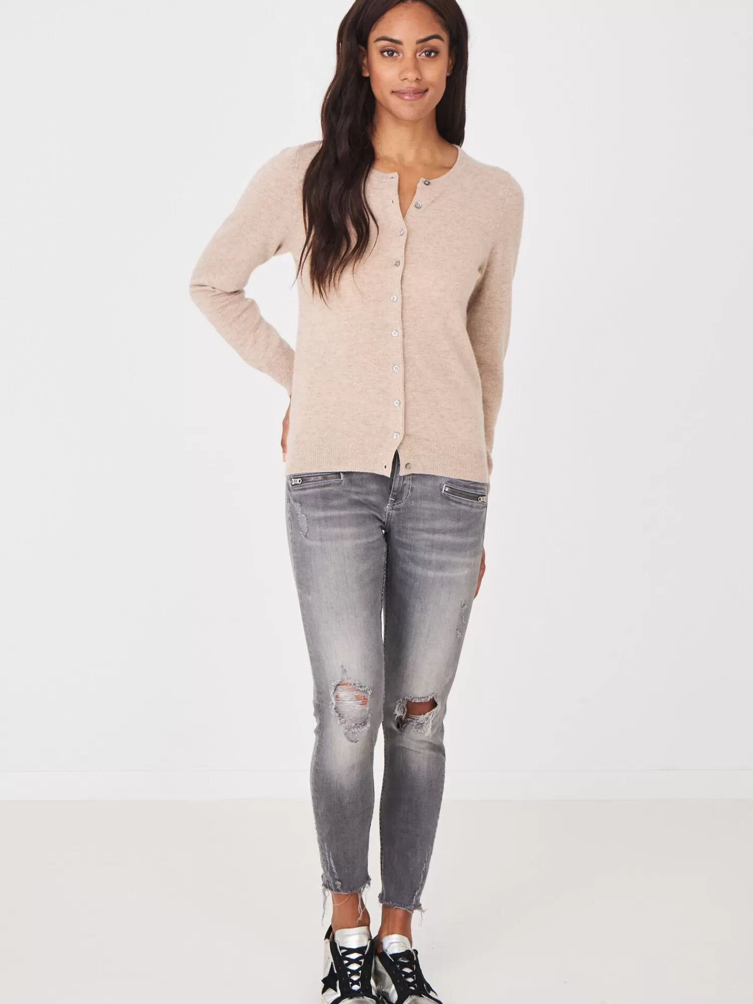 REPEAT cashmere Vesten*Basic cashmere cardigan met ronde hals van organisch cashmere Sand