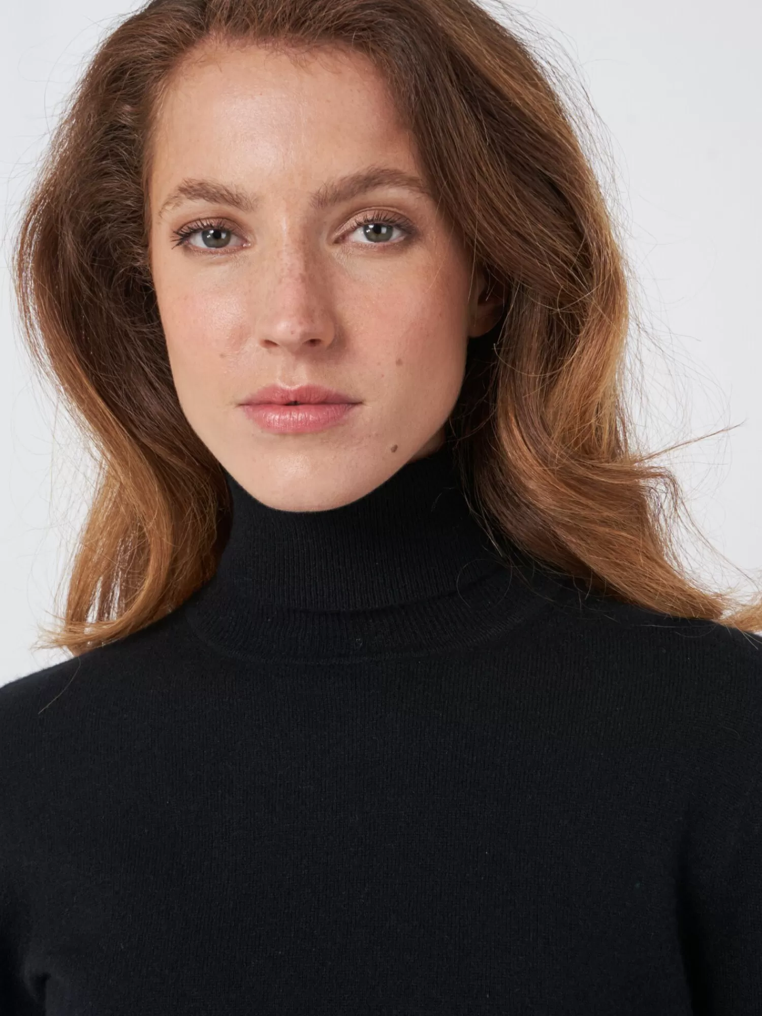 basic_organisch_cashmere_trui_met_rolkraag_2-10.webp REPEAT cashmere Truien | Organic Cashmere*Basic organisch cashmere trui met rolkraag Black