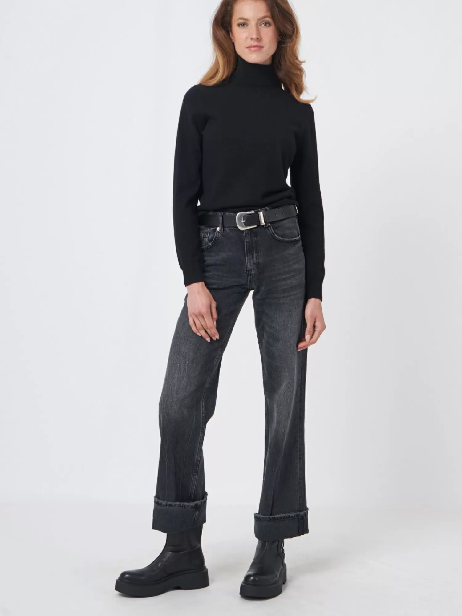 basic_organisch_cashmere_trui_met_rolkraag_4-7.webp REPEAT cashmere Truien | Organic Cashmere*Basic organisch cashmere trui met rolkraag Black