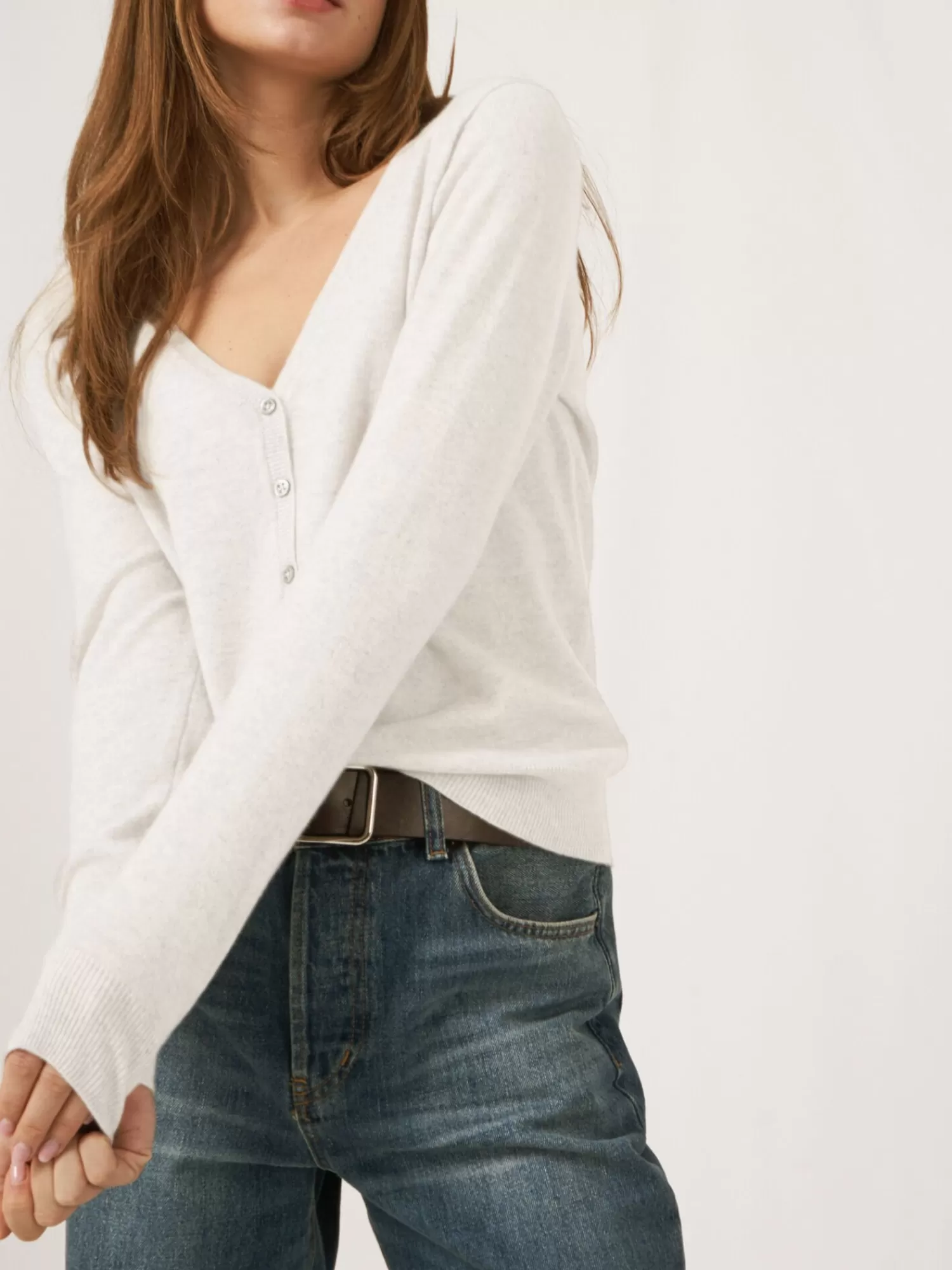 basic_organisch_cashmere_vest_met_vhals_2-8.webp REPEAT cashmere Vesten | Vesten*Basic organisch cashmere vest met V-hals Cream