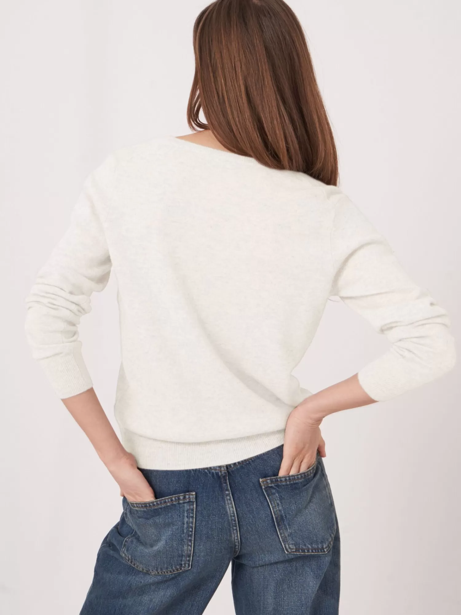 basic_organisch_cashmere_vest_met_vhals_3-8.webp REPEAT cashmere Vesten | Vesten*Basic organisch cashmere vest met V-hals Cream