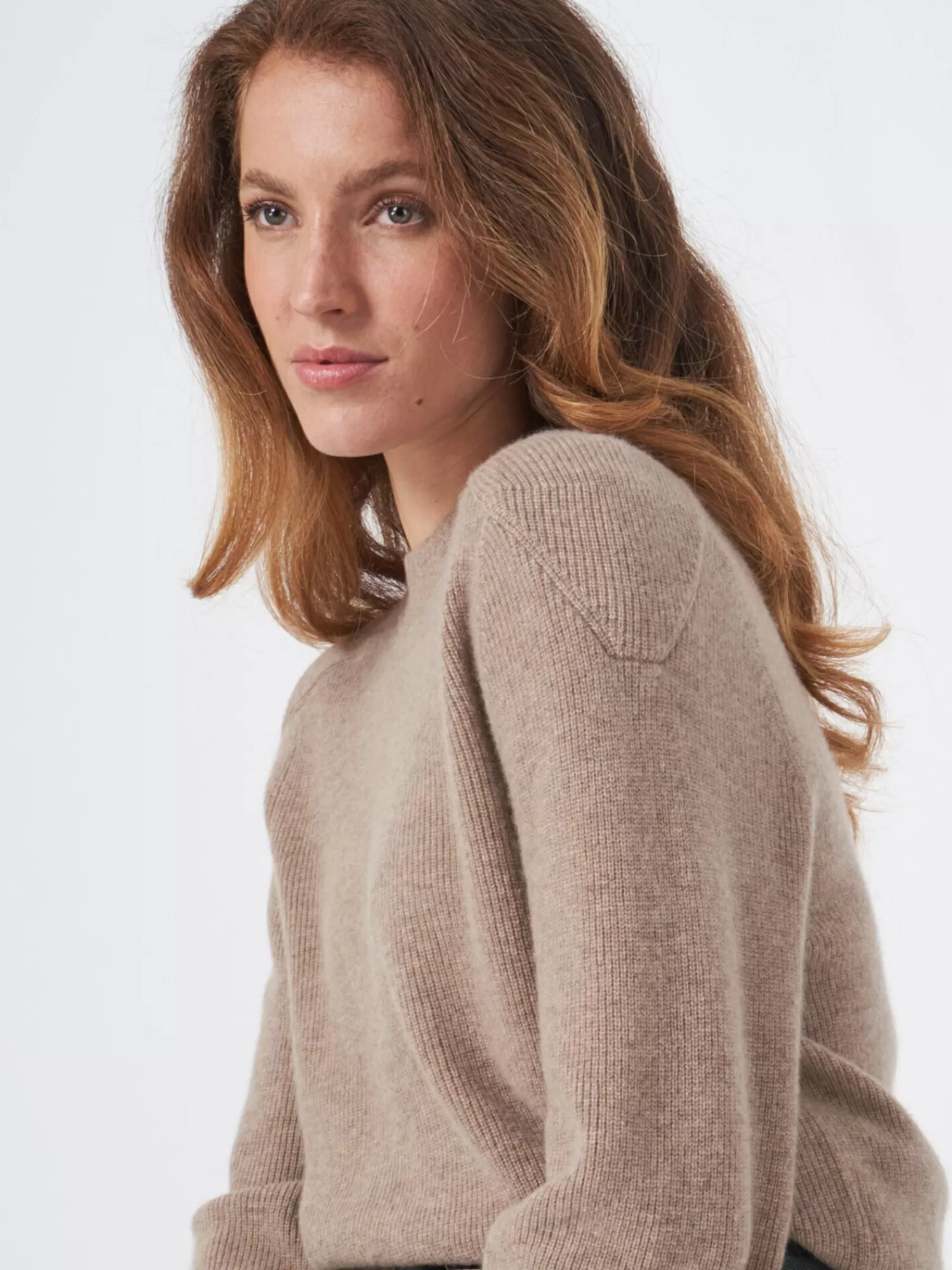 fijn_ribgebreide_cashmere_sweater_3-3.webp REPEAT cashmere Organic Cashmere | Truien*Fijn ribgebreide cashmere sweater Taupe