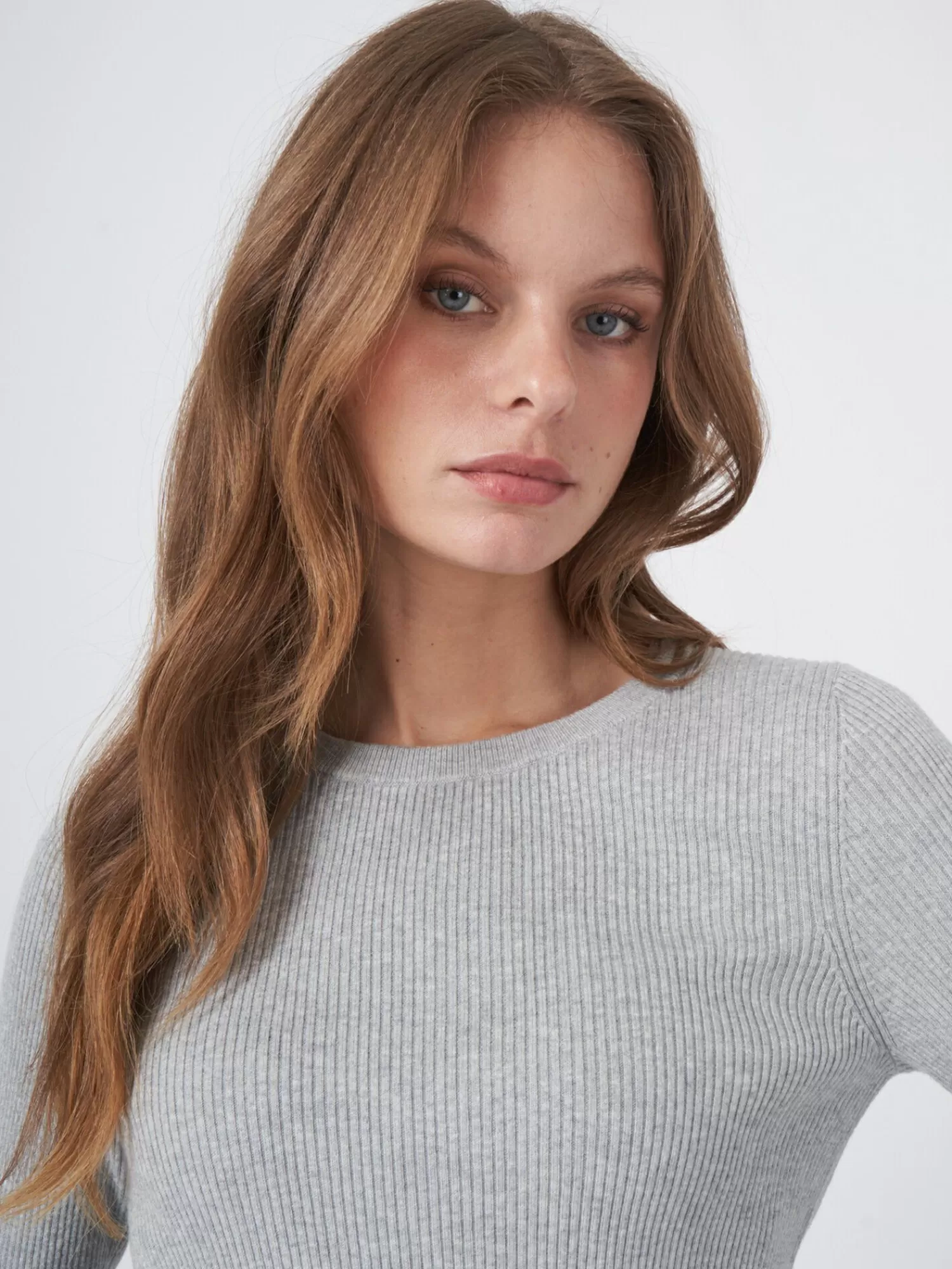 fijn_ribgebreide_trui_met_ronde_halse_van_katoenmix_3-5.webp REPEAT cashmere Truien*Fijn ribgebreide trui met ronde halse van katoenmix Grey
