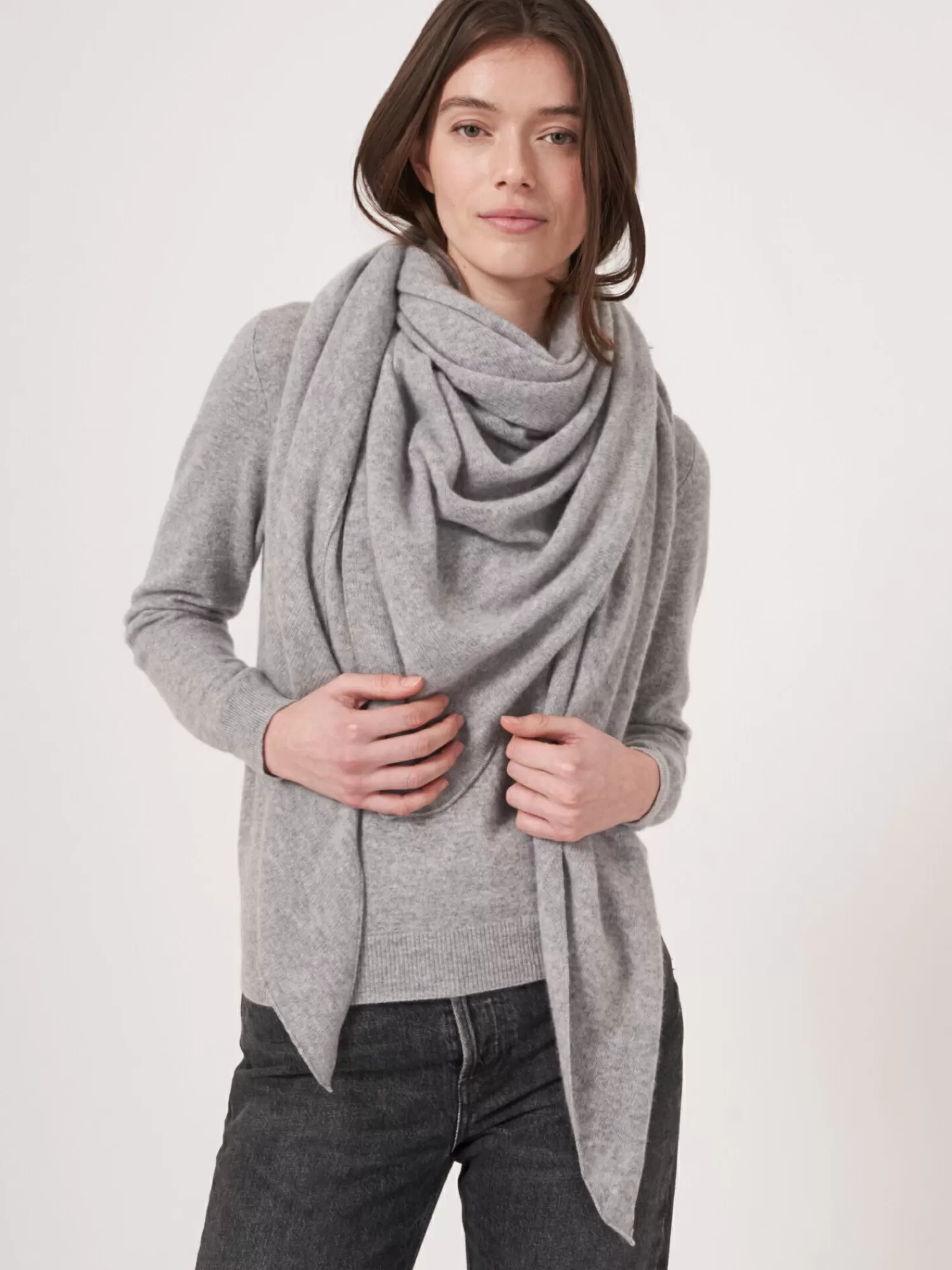 fijngebreide_organisch_cashmere_driehoekige_sjaal_2-10.webp REPEAT cashmere Sjaals | Organic Cashmere*Fijngebreide organisch cashmere driehoekige sjaal LightGrey