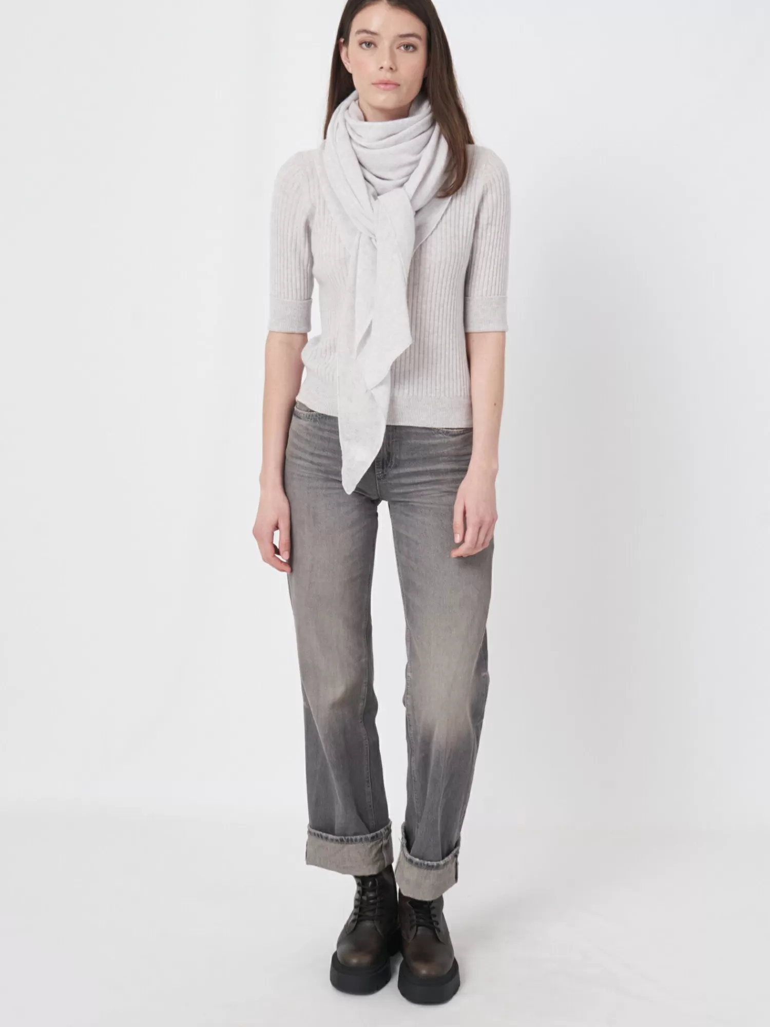 fijngebreide_organisch_cashmere_driehoekige_sjaal_2-6.webp REPEAT cashmere Organic Cashmere | Sjaals*Fijngebreide organisch cashmere driehoekige sjaal Snow