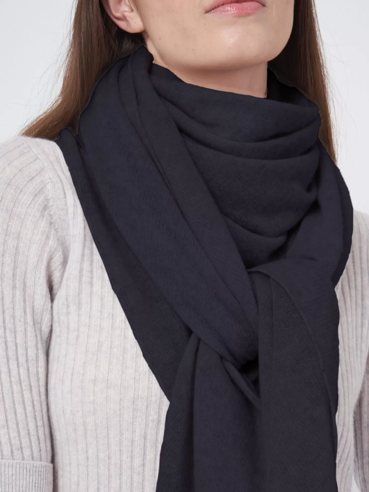 fijngebreide_organisch_cashmere_driehoekige_sjaal_2-7.webp REPEAT cashmere Sjaals | Organic Cashmere*Fijngebreide organisch cashmere driehoekige sjaal Navy