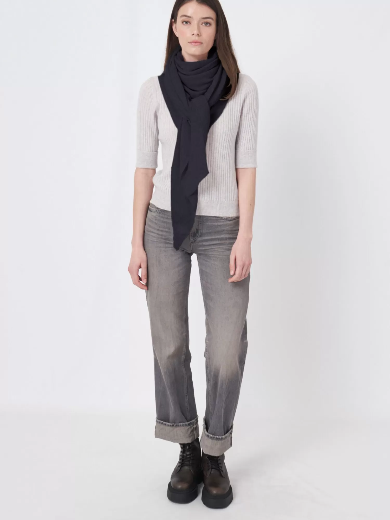 fijngebreide_organisch_cashmere_driehoekige_sjaal_3-4.webp REPEAT cashmere Sjaals | Organic Cashmere*Fijngebreide organisch cashmere driehoekige sjaal Navy