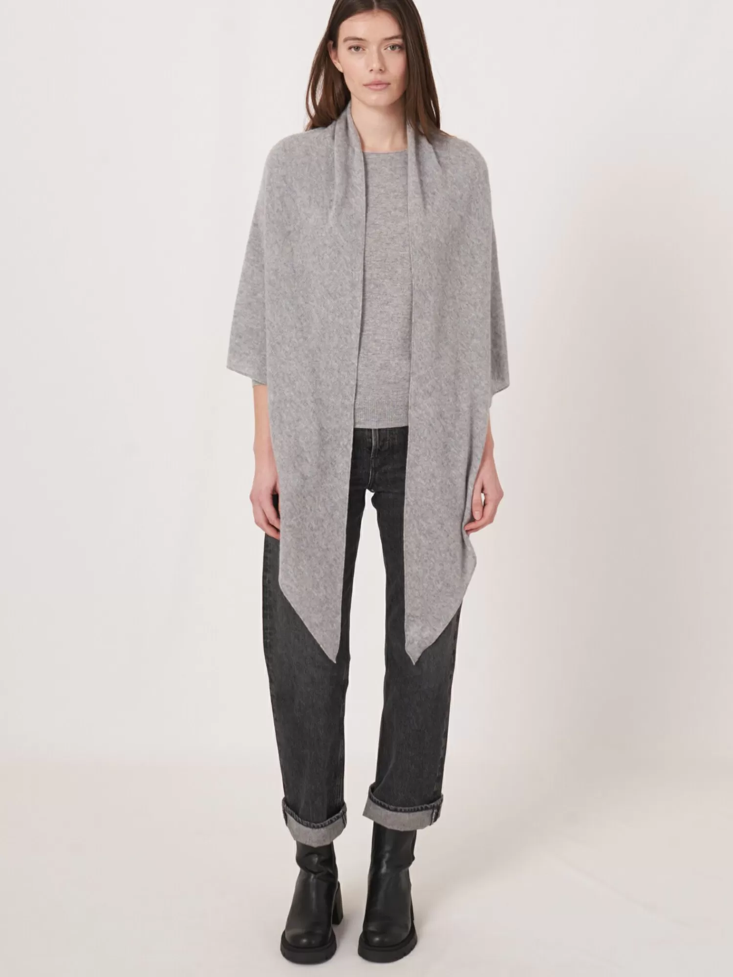 fijngebreide_organisch_cashmere_driehoekige_sjaal_3-7.webp REPEAT cashmere Sjaals | Organic Cashmere*Fijngebreide organisch cashmere driehoekige sjaal LightGrey