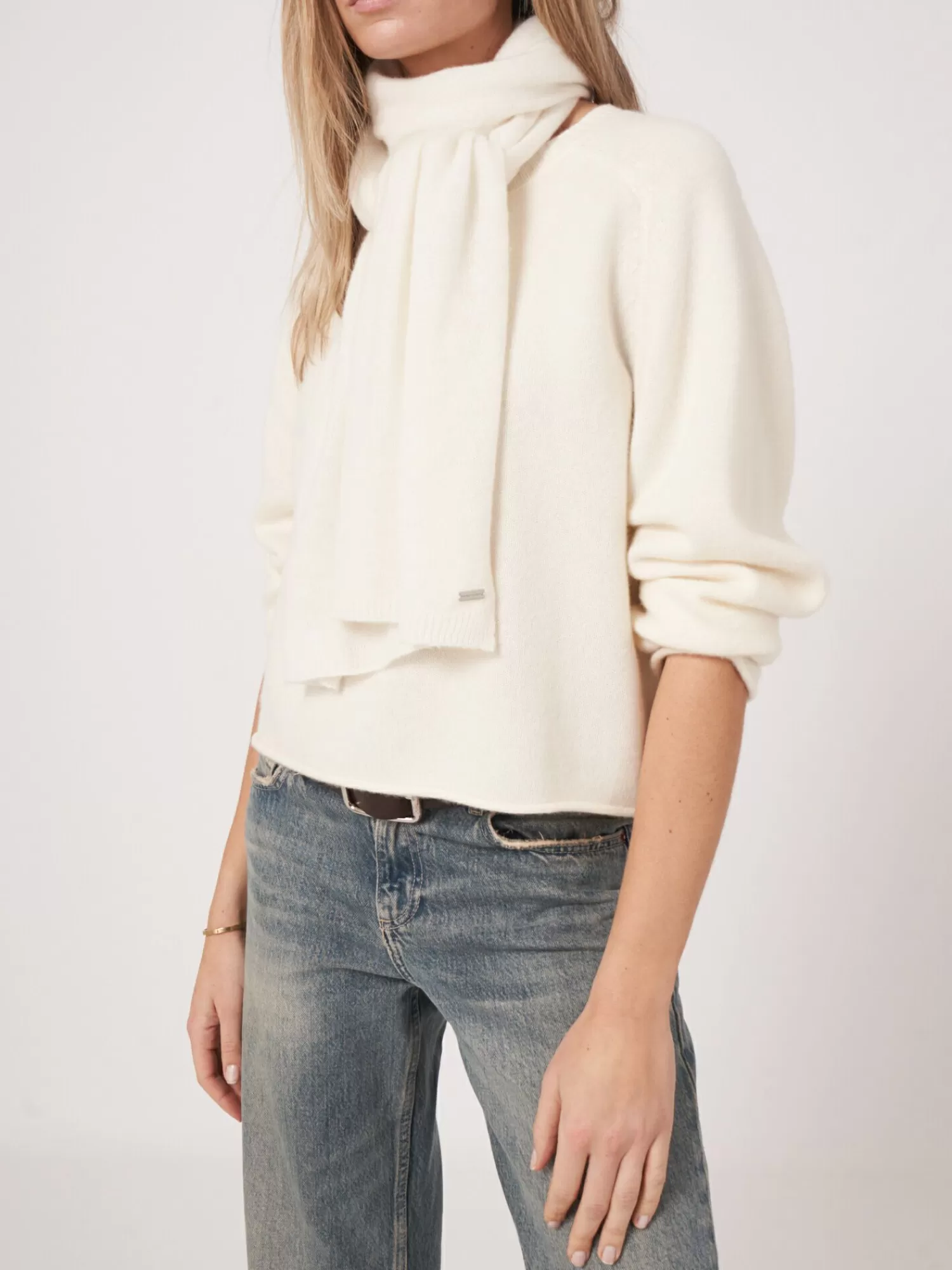 fijngebreide_organisch_cashmere_sjaal_2-9.webp REPEAT cashmere Sjaals | Organic Cashmere*Fijngebreide organisch cashmere sjaal Cream