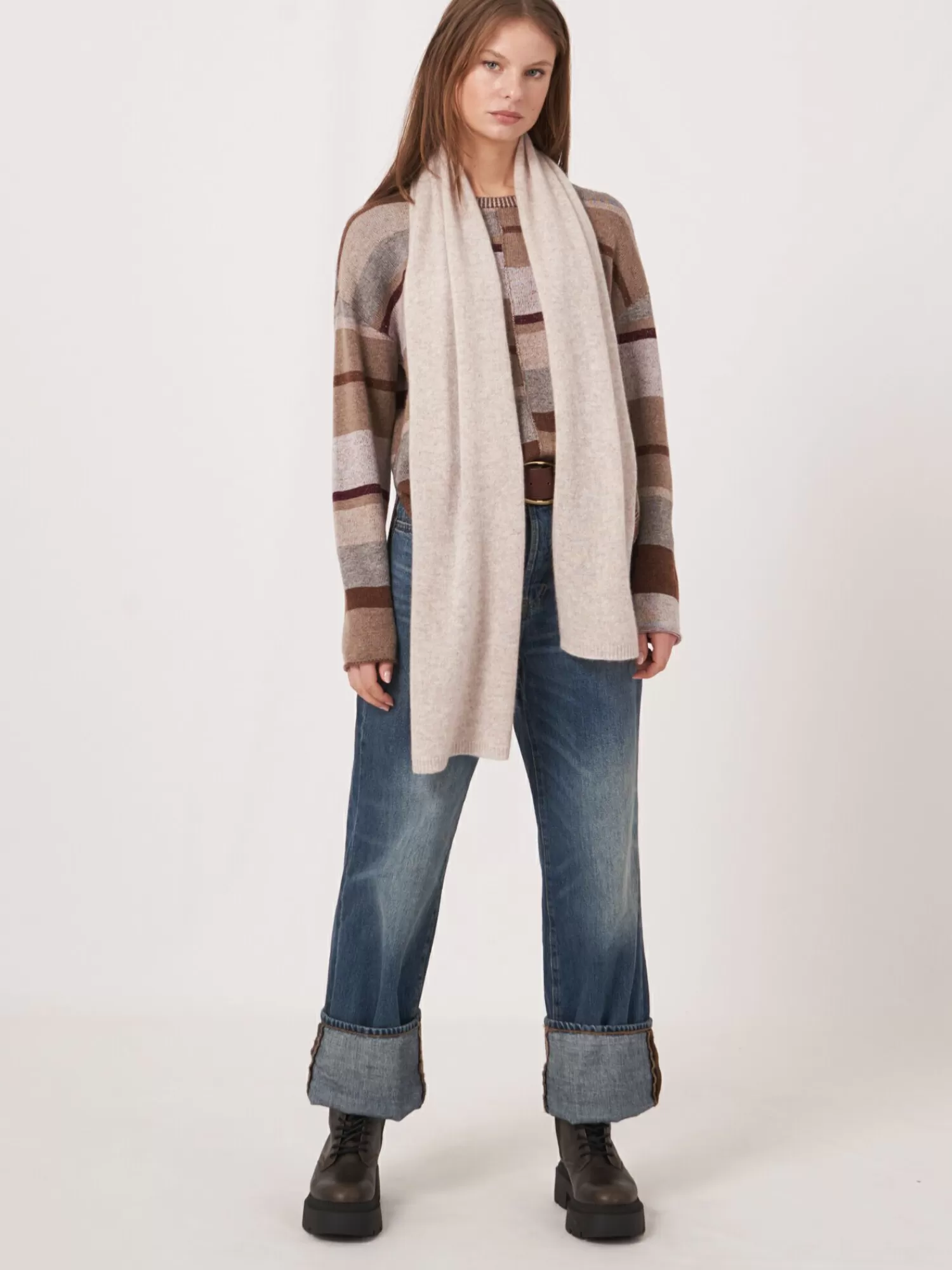 fijngebreide_organisch_cashmere_sjaal_3-7.webp REPEAT cashmere Sjaals | Organic Cashmere*Fijngebreide organisch cashmere sjaal Beige