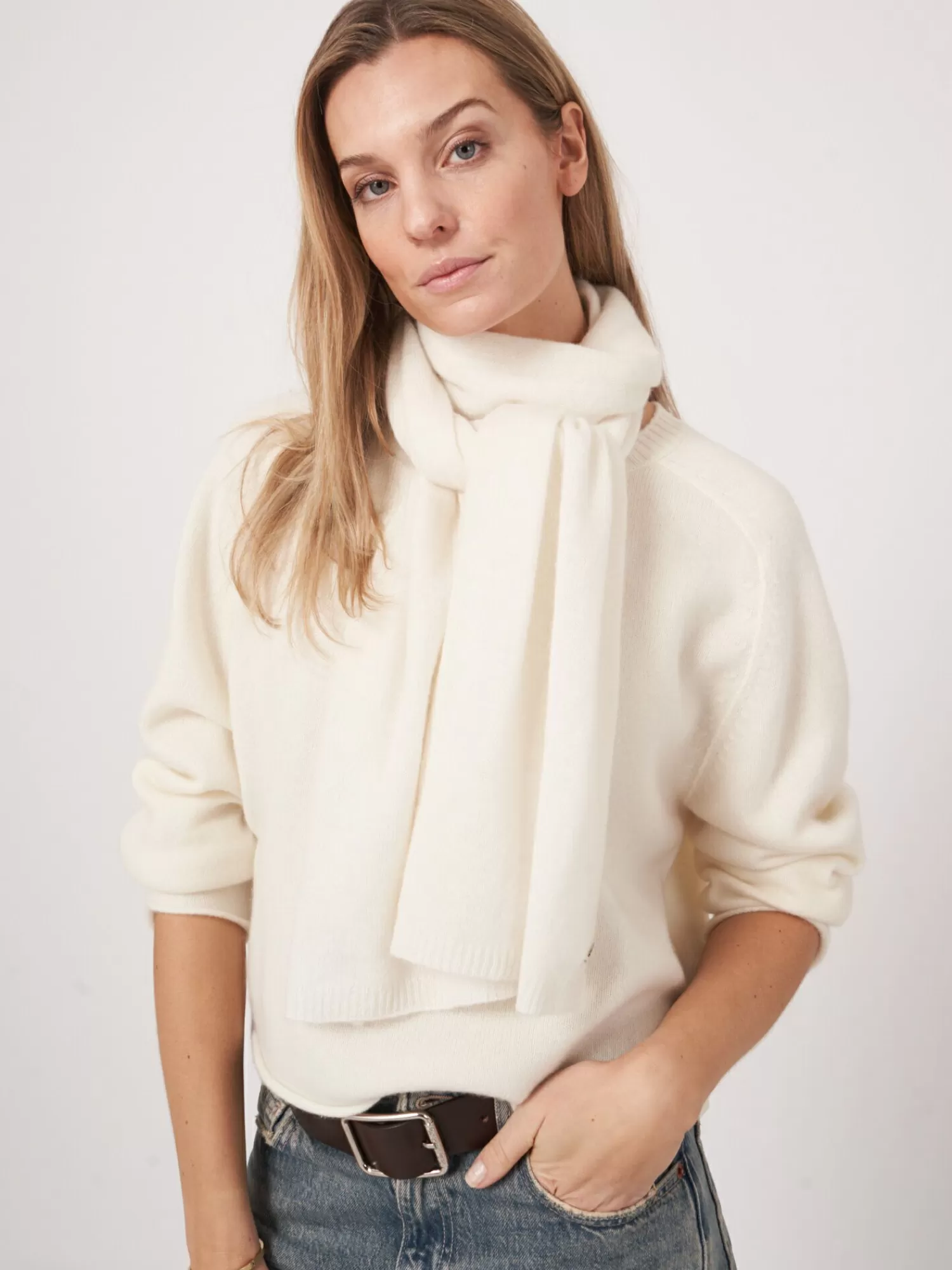 fijngebreide_organisch_cashmere_sjaal_3-9.webp REPEAT cashmere Sjaals | Organic Cashmere*Fijngebreide organisch cashmere sjaal Cream