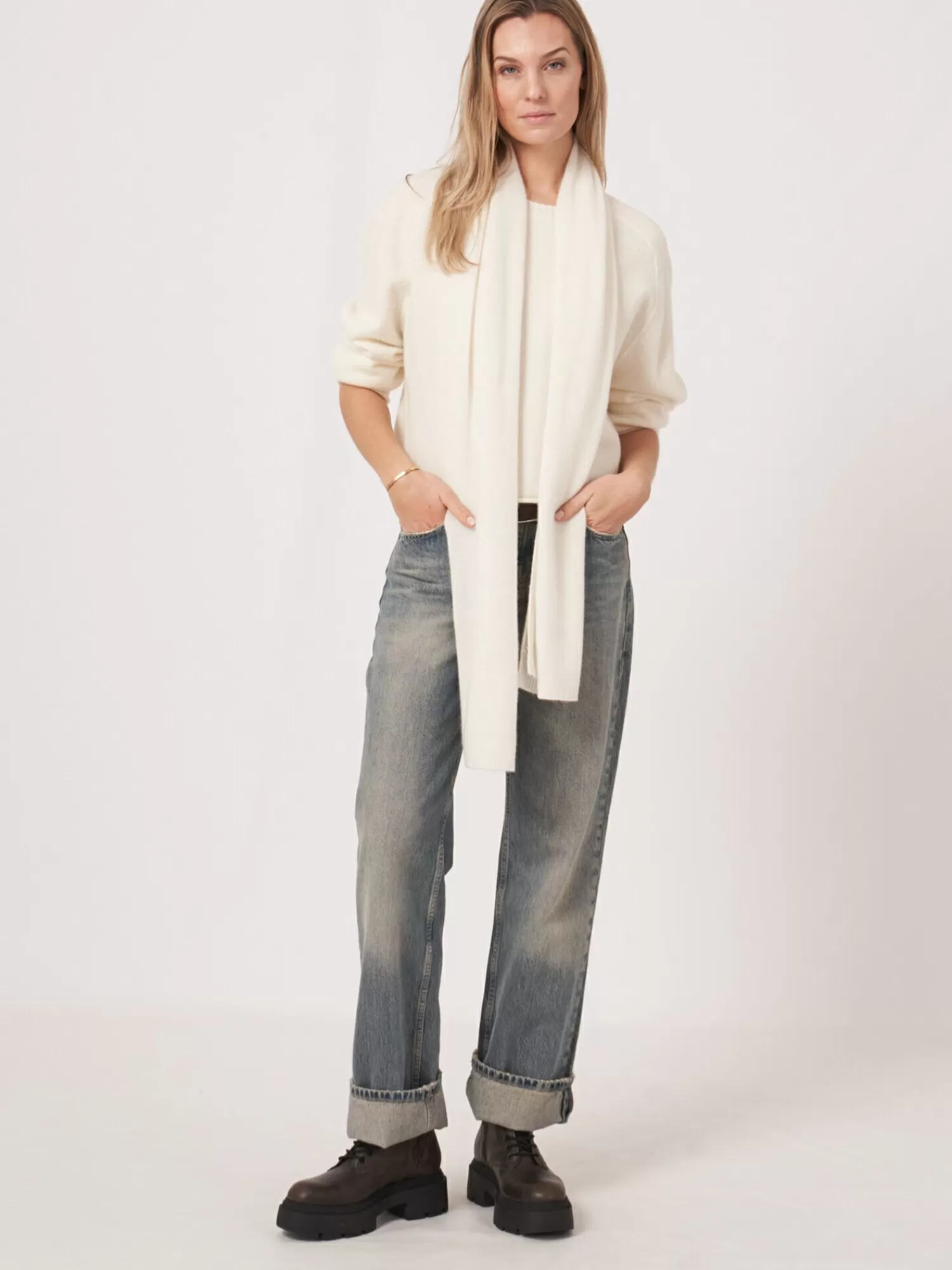 fijngebreide_organisch_cashmere_sjaal_4-5.webp REPEAT cashmere Sjaals | Organic Cashmere*Fijngebreide organisch cashmere sjaal Cream