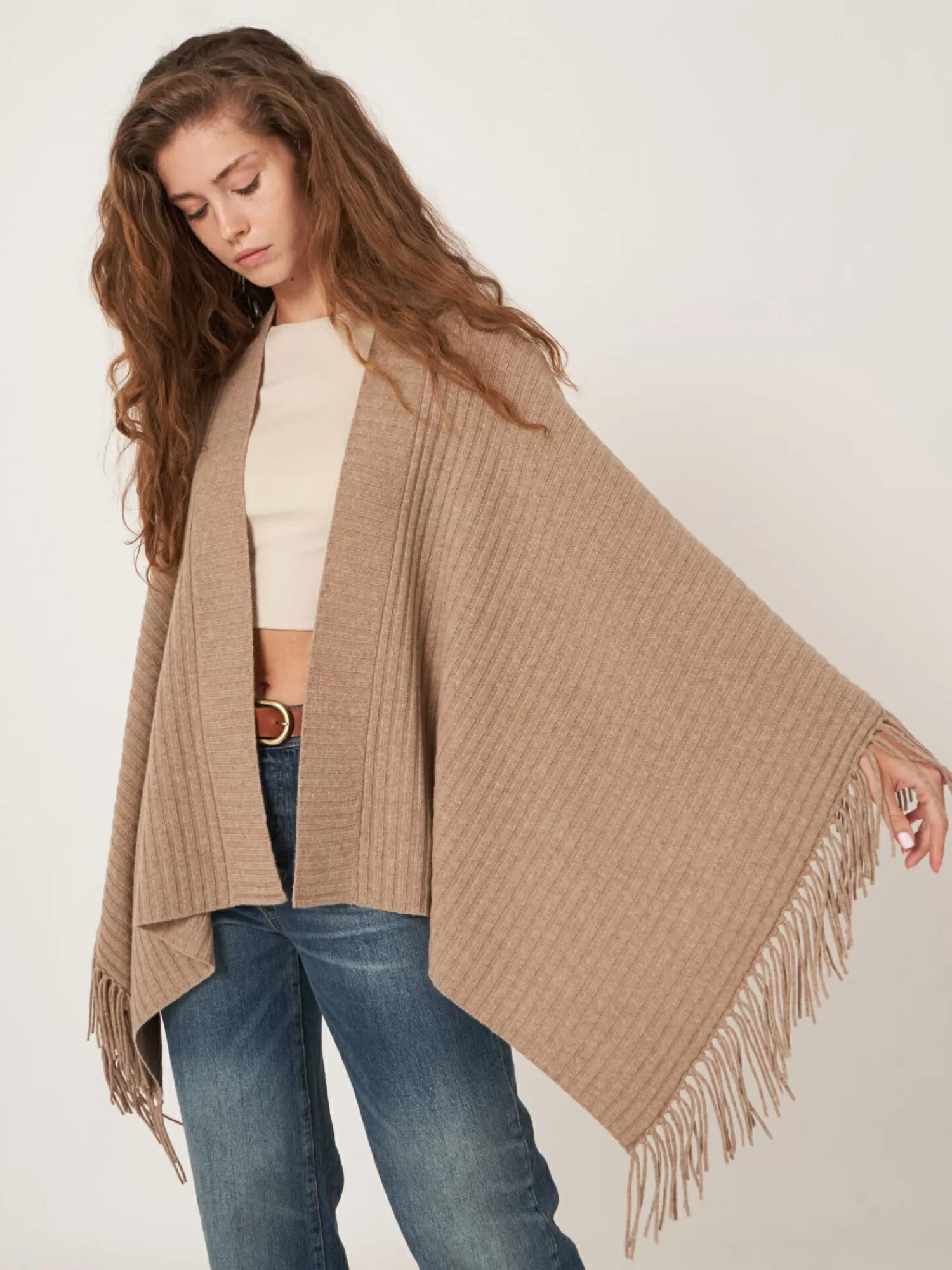 gebreide_cape_met_franjes_2-1.webp REPEAT cashmere Sjaals*Gebreide cape met franjes Taupe