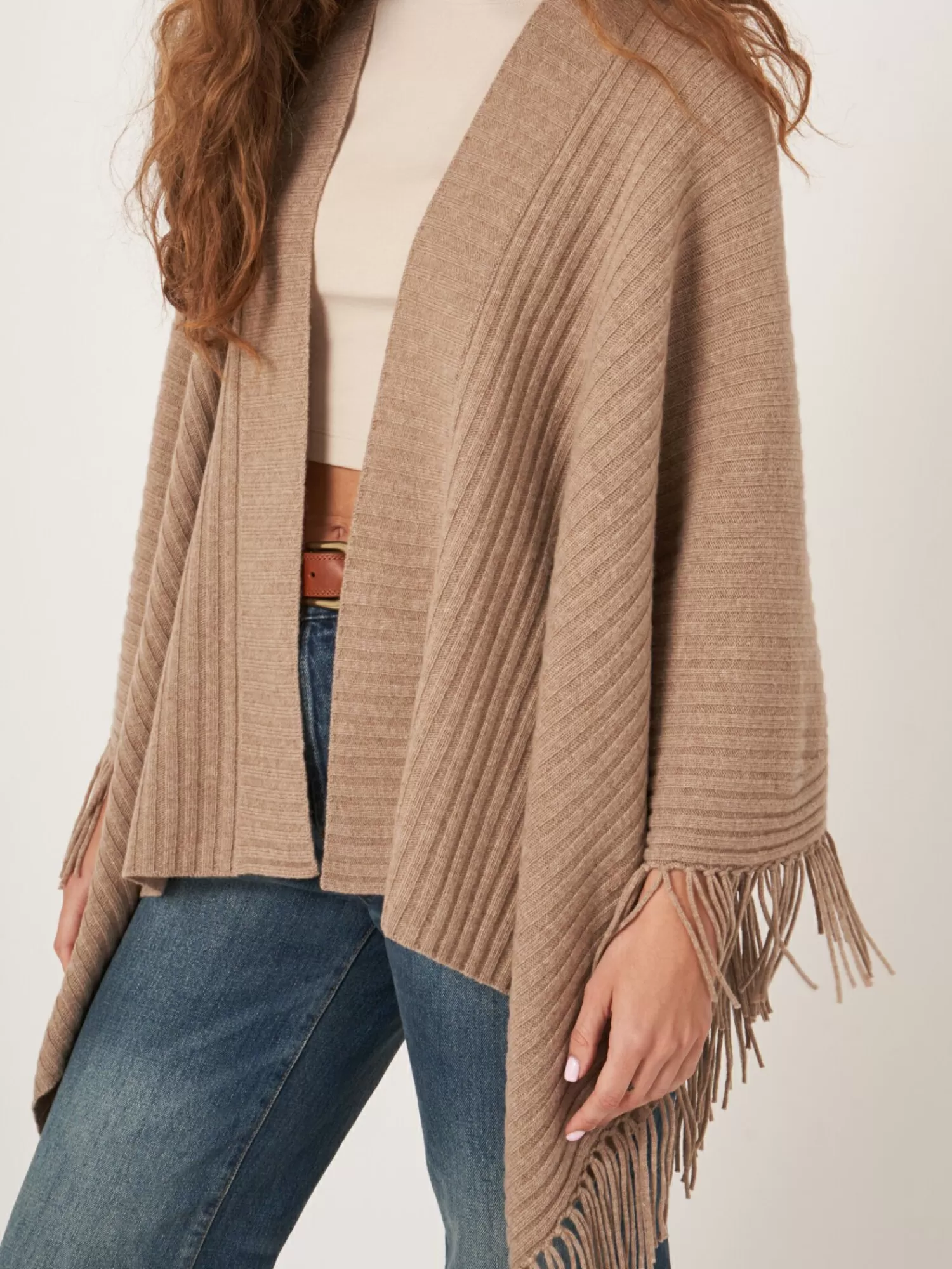 gebreide_cape_met_franjes_3-1.webp REPEAT cashmere Sjaals*Gebreide cape met franjes Taupe