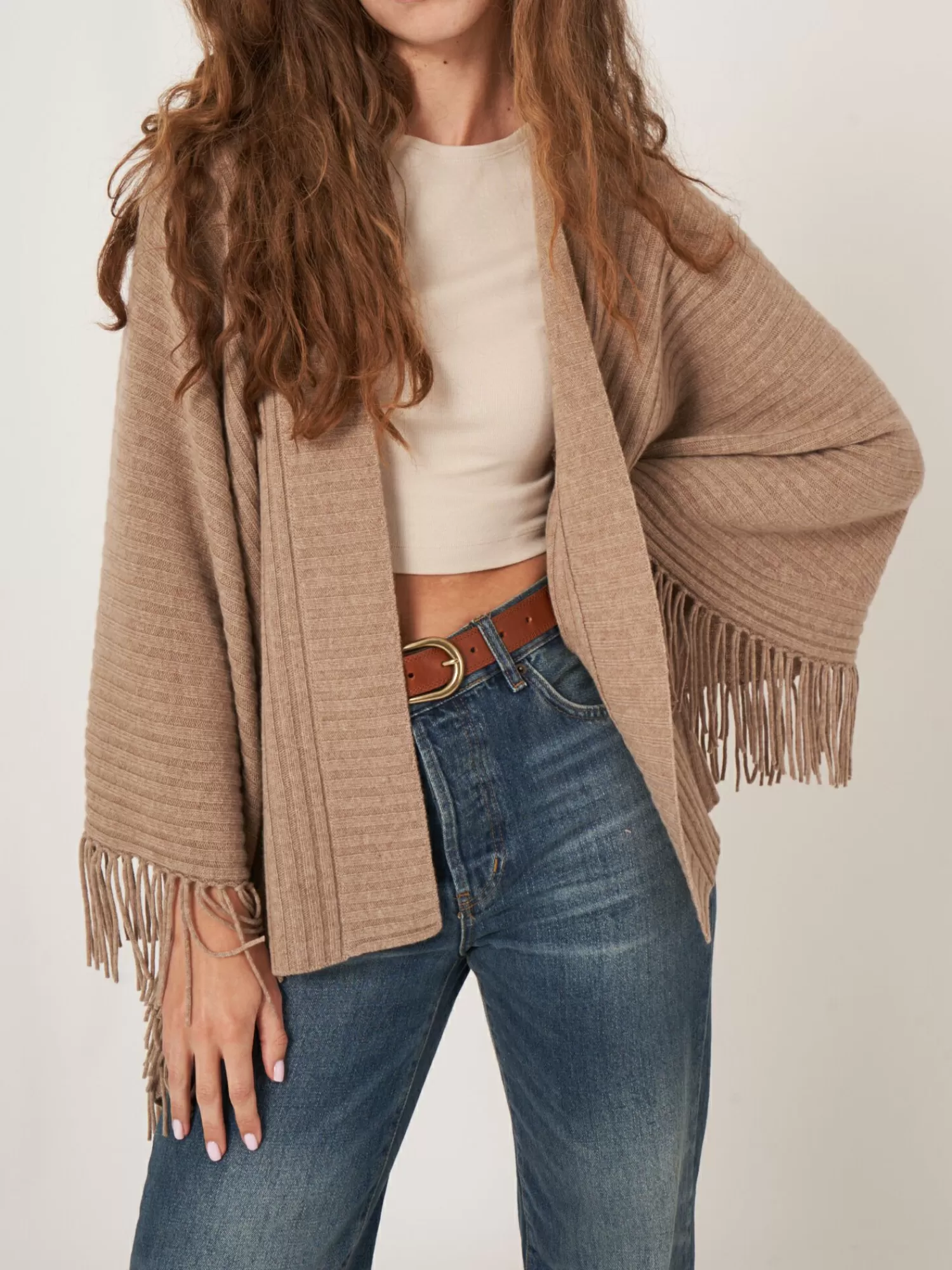 gebreide_cape_met_franjes_4-1.webp REPEAT cashmere Sjaals*Gebreide cape met franjes Taupe