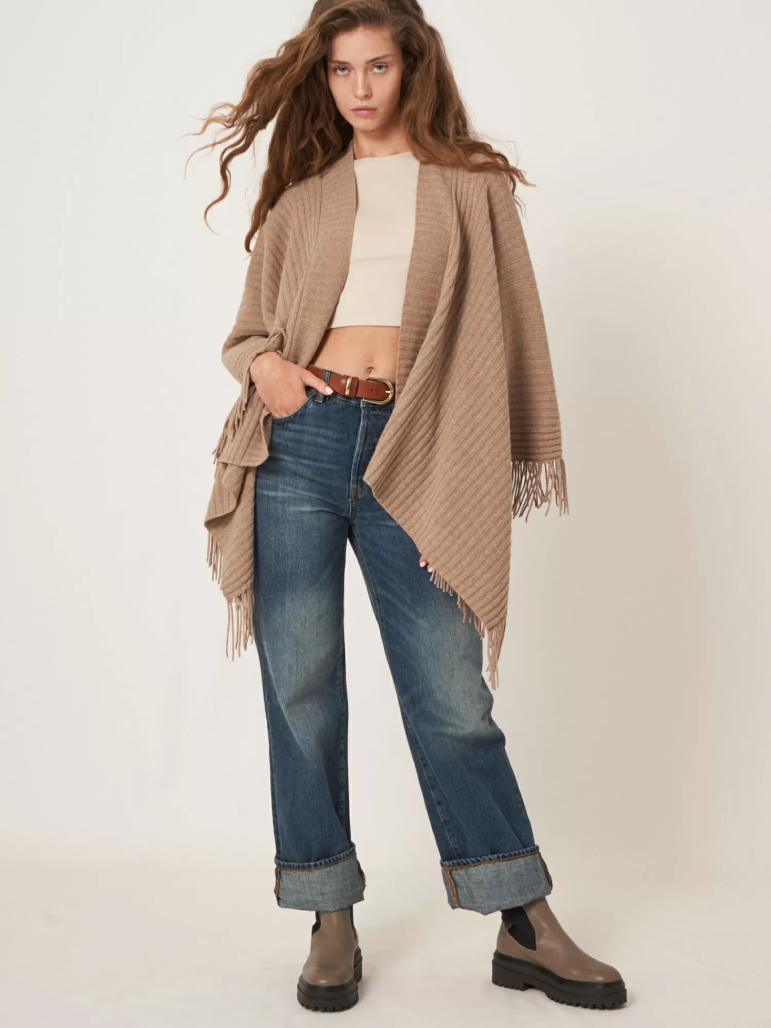 gebreide_cape_met_franjes_5-1.webp REPEAT cashmere Sjaals*Gebreide cape met franjes Taupe