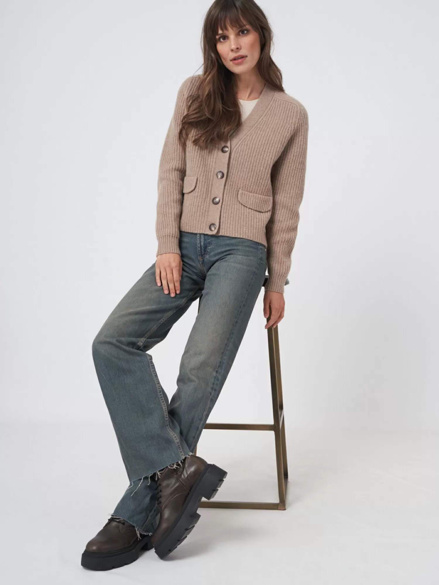 korte_ribgebreide_cardigan_van_italiaanse_wol_2-2.webp REPEAT cashmere Vesten*Korte ribgebreide cardigan van Italiaanse wol Taupe