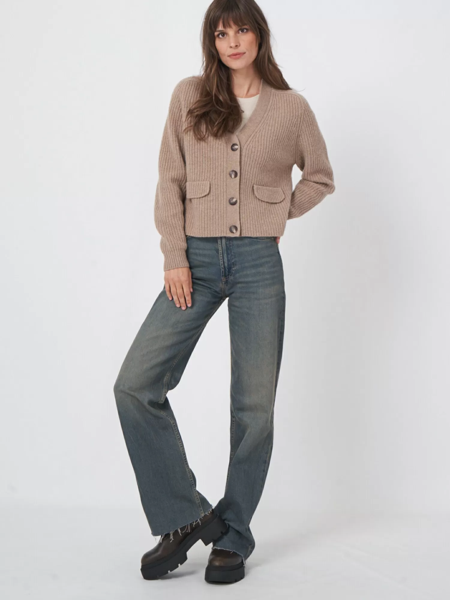 korte_ribgebreide_cardigan_van_italiaanse_wol_3-2.webp REPEAT cashmere Vesten*Korte ribgebreide cardigan van Italiaanse wol Taupe