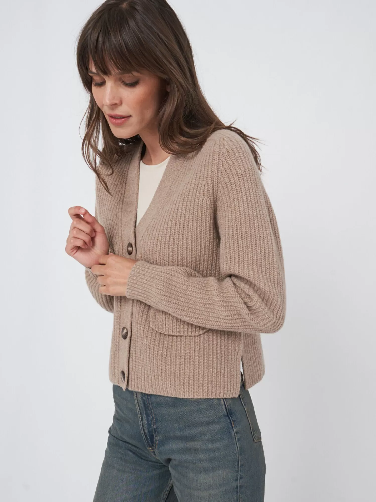 korte_ribgebreide_cardigan_van_italiaanse_wol_4-2.webp REPEAT cashmere Vesten*Korte ribgebreide cardigan van Italiaanse wol Taupe