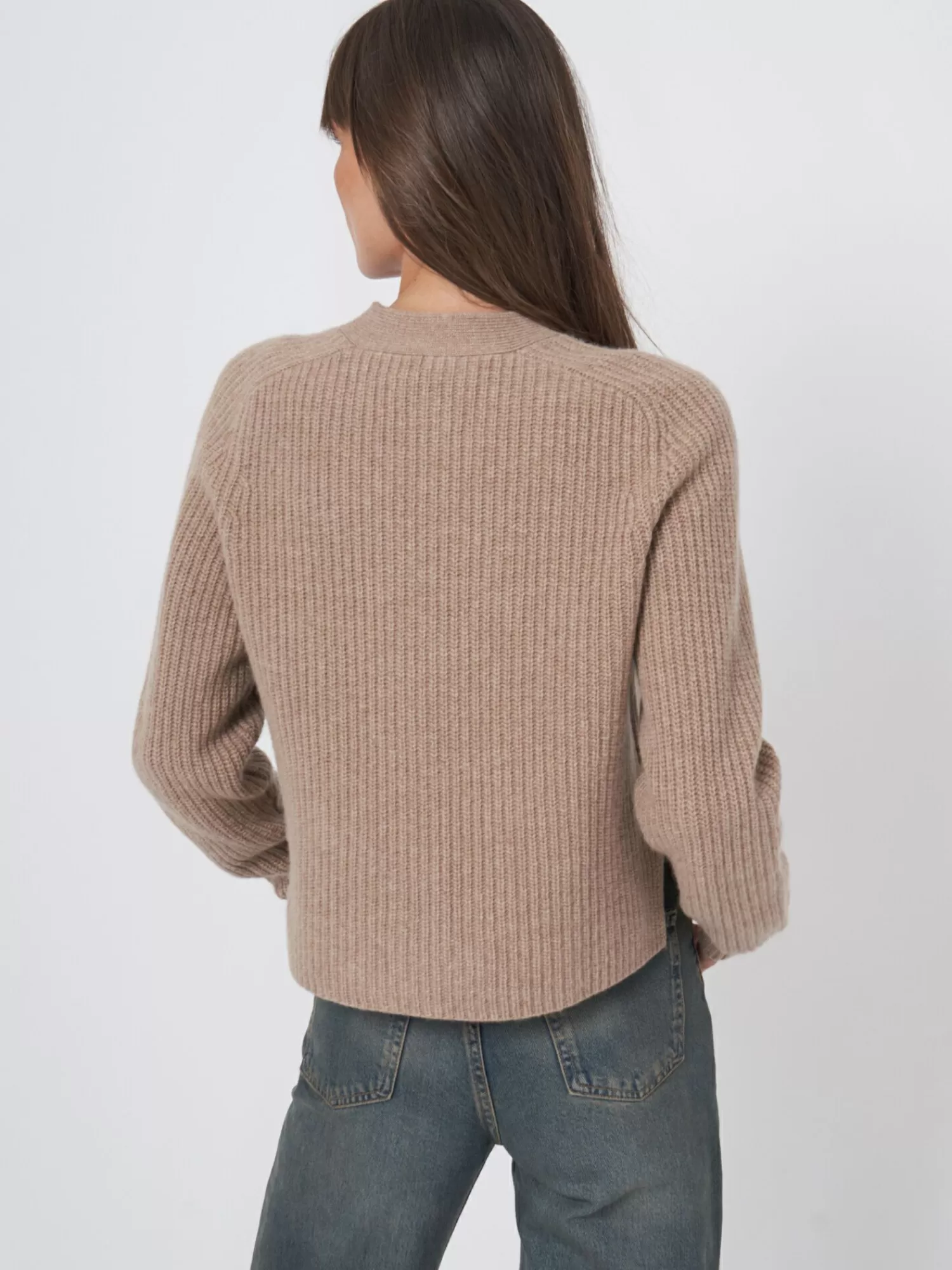 korte_ribgebreide_cardigan_van_italiaanse_wol_5-1.webp REPEAT cashmere Vesten*Korte ribgebreide cardigan van Italiaanse wol Taupe