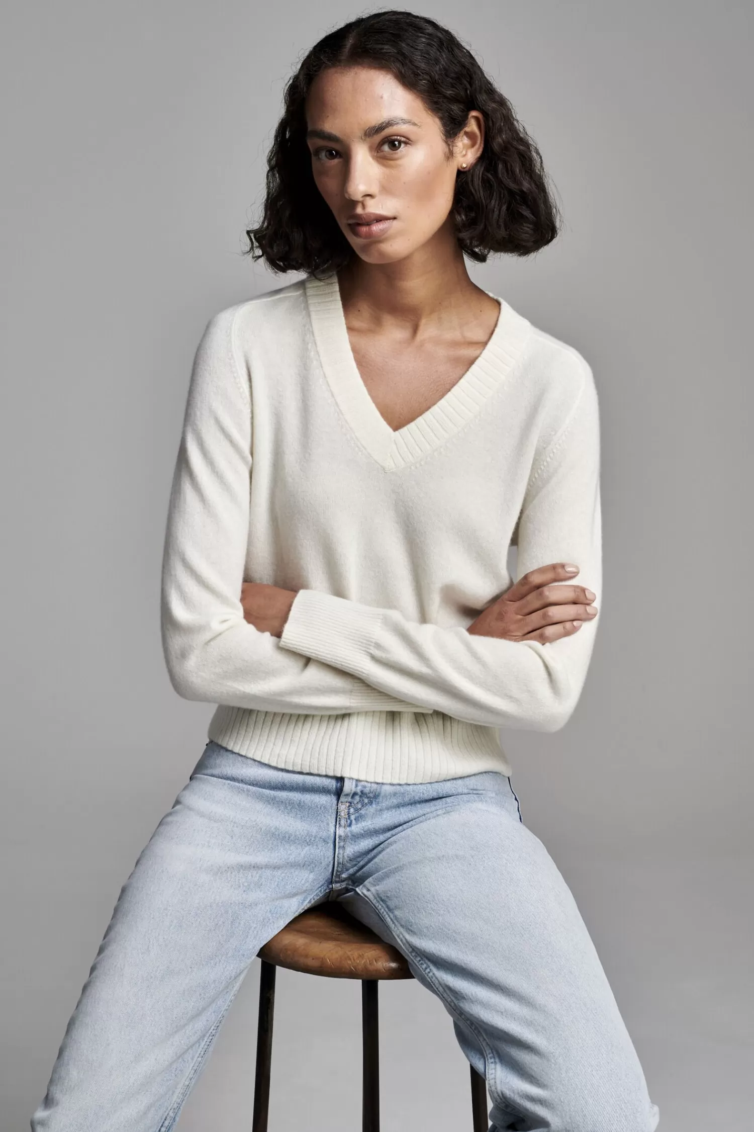 REPEAT cashmere Truien*Losse cashmere V-hals trui met geribde details Cream