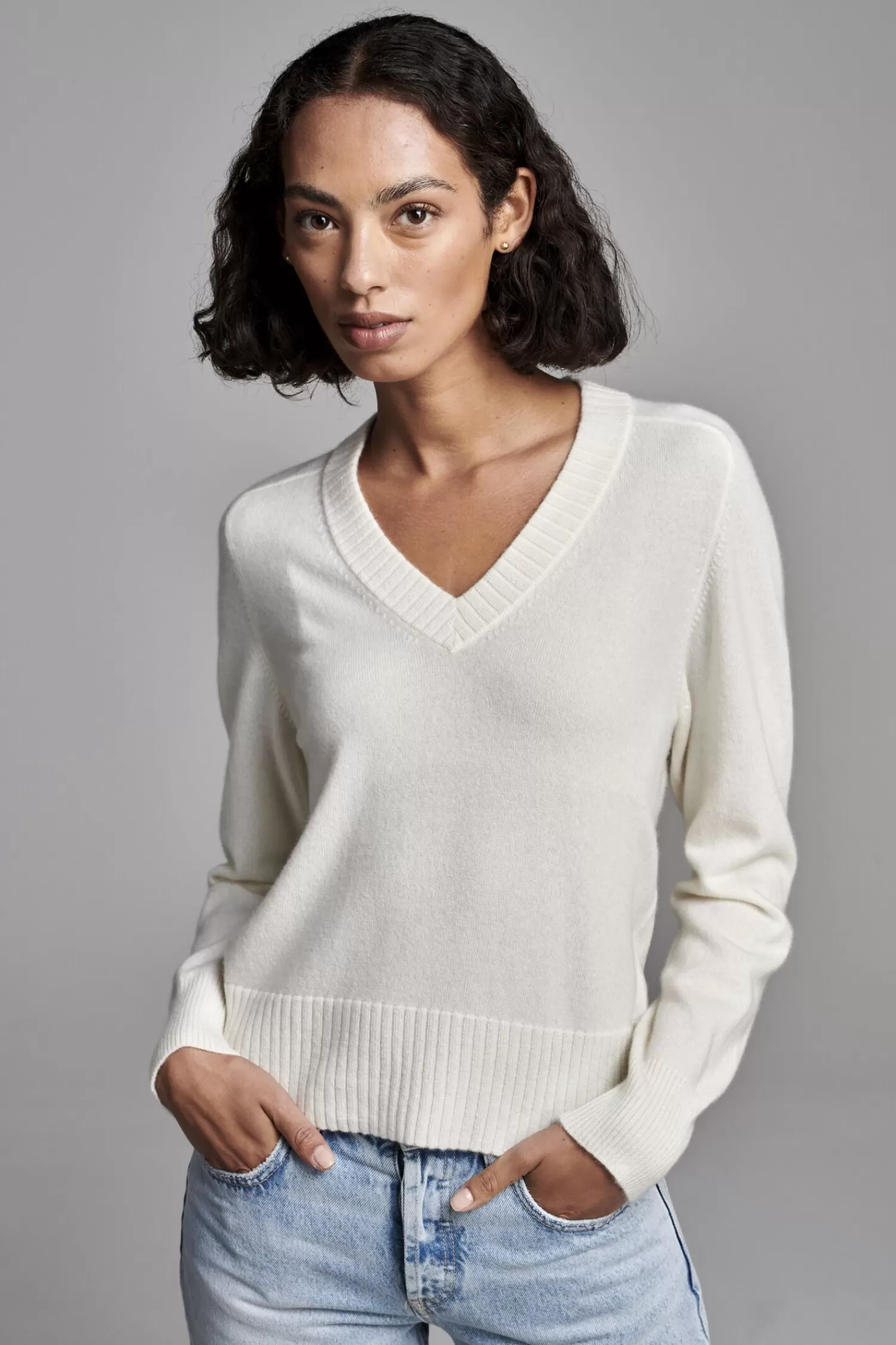 REPEAT cashmere Truien*Losse cashmere V-hals trui met geribde details Cream