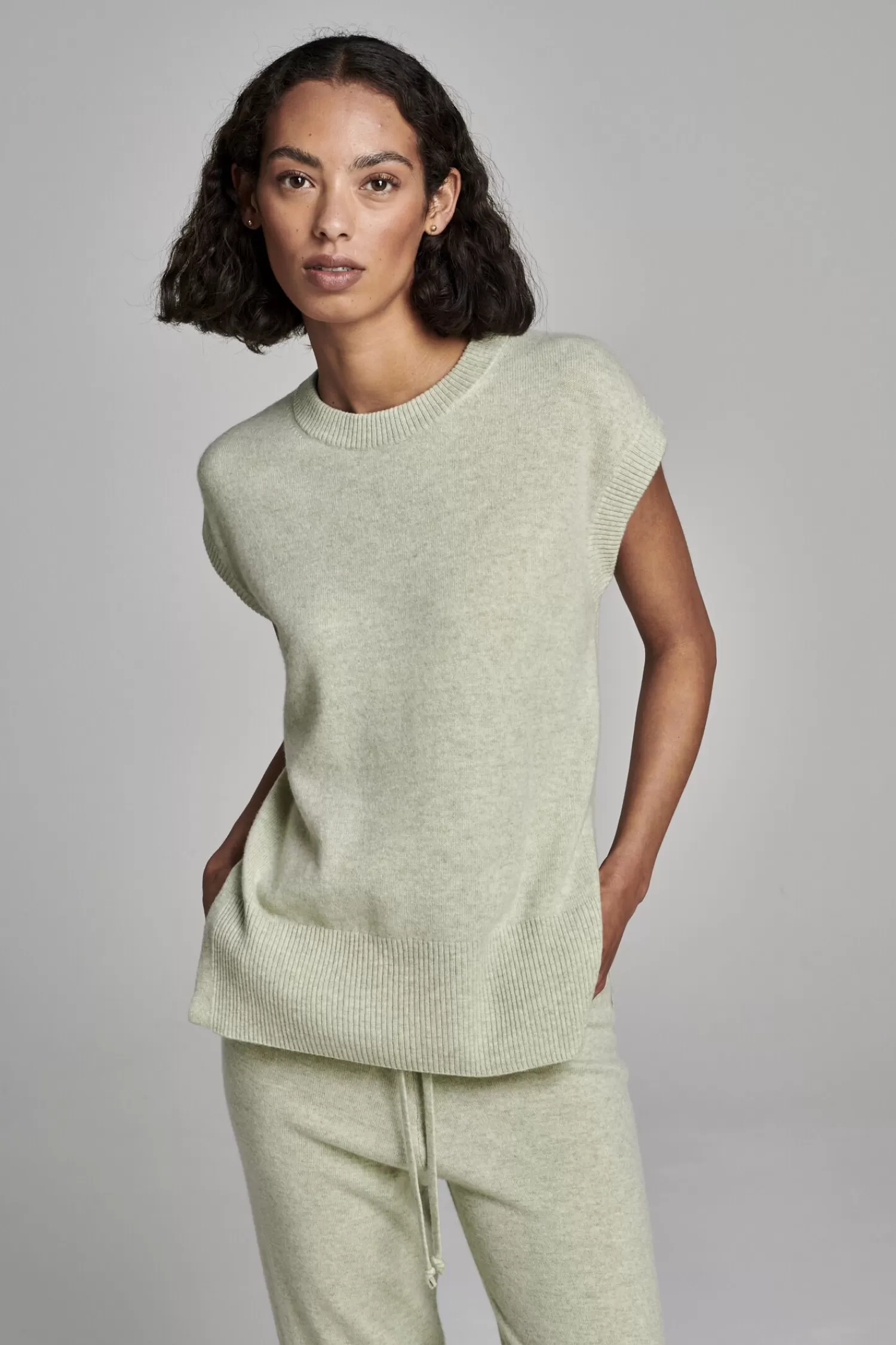 REPEAT cashmere Truien*Mouwloze cashmere trui met ronde hals en split opzij Moss