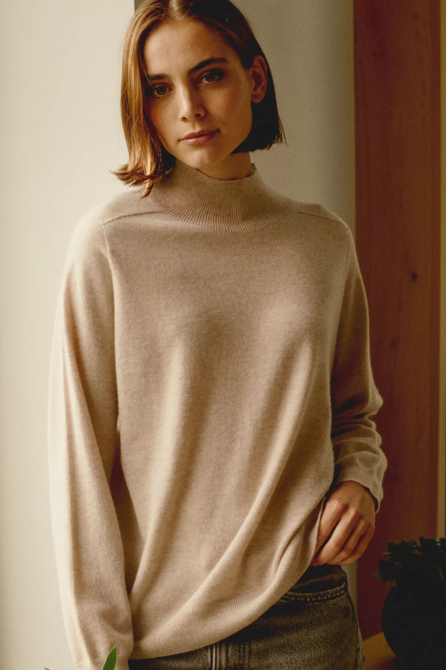 REPEAT cashmere Truien*Naadloos gebreide cashmere trui met opstaande kraag Beige