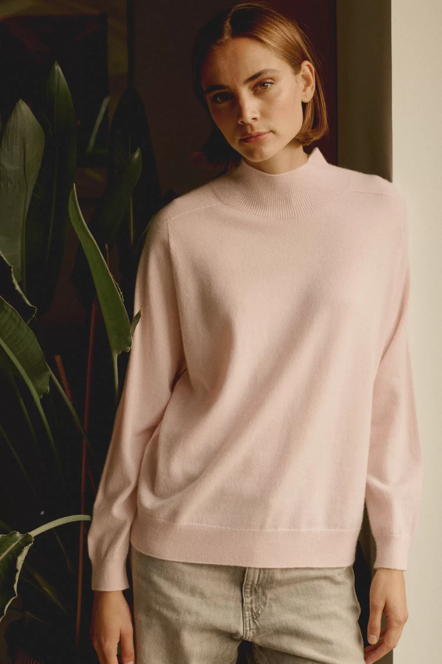 REPEAT cashmere Truien*Naadloos gebreide cashmere trui met opstaande kraag Powder