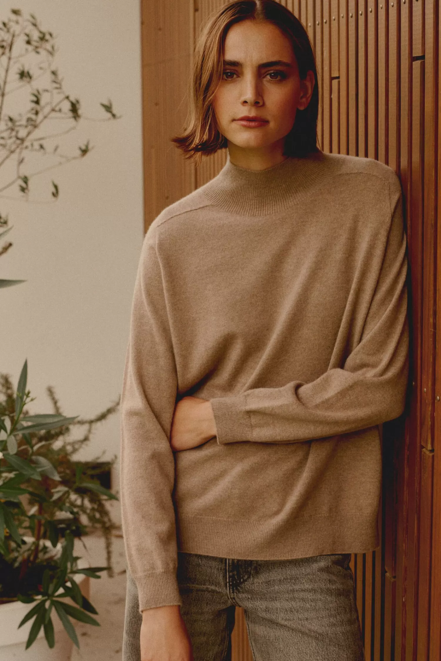 REPEAT cashmere Truien*Naadloos gebreide cashmere trui met opstaande kraag Stone