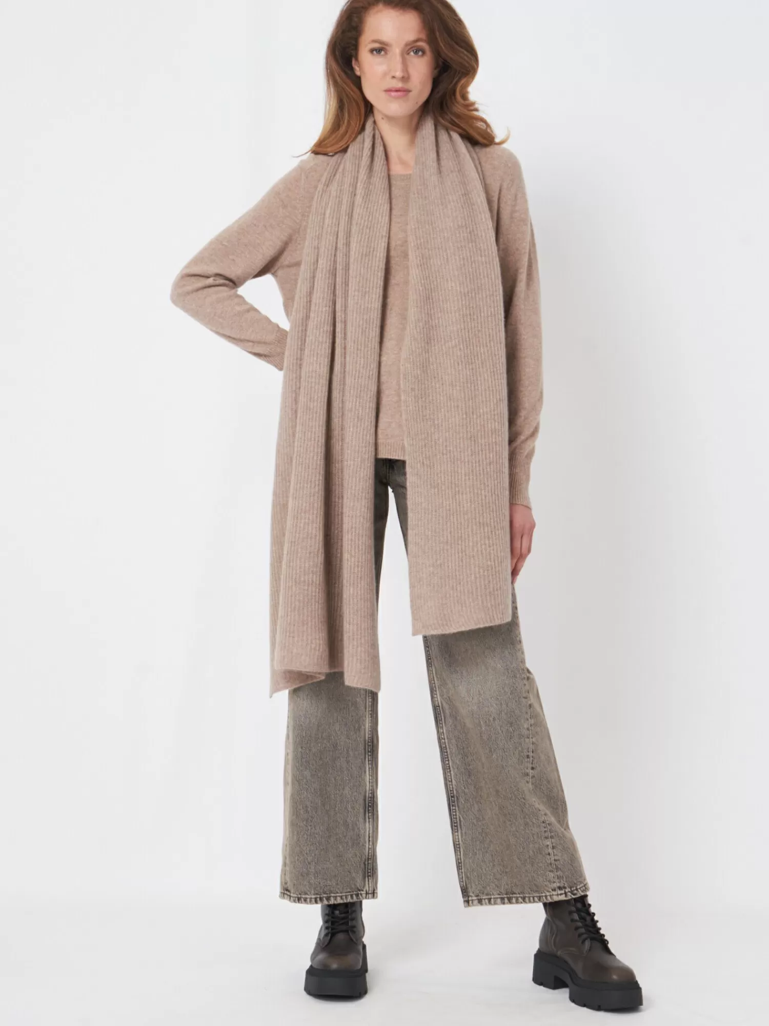 oversized_geribde_cashmere_sjaal_2-10.webp REPEAT cashmere Sjaals*Oversized geribde cashmere sjaal Taupe