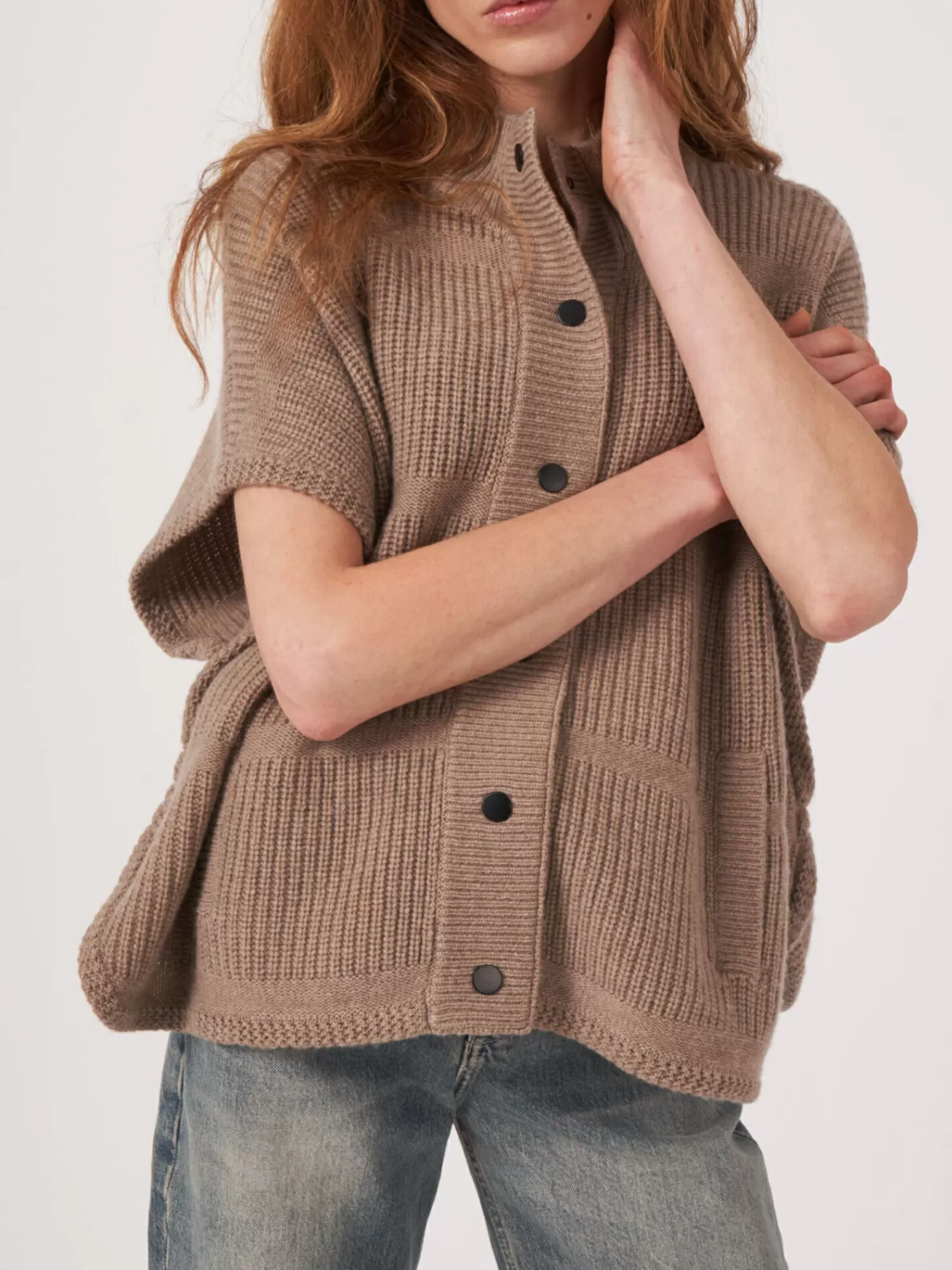 poncho_met_drukknopen_en_verschillende_geribde_texturen_2-2.webp REPEAT cashmere Poncho's*Poncho met drukknopen en verschillende geribde texturen Taupe