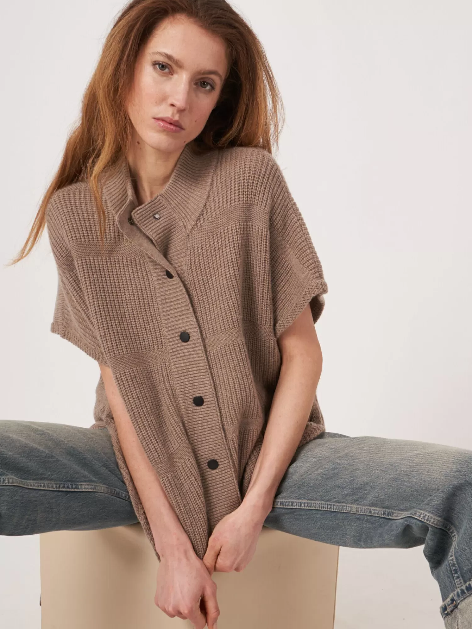 poncho_met_drukknopen_en_verschillende_geribde_texturen_3-2.webp REPEAT cashmere Poncho's*Poncho met drukknopen en verschillende geribde texturen Taupe