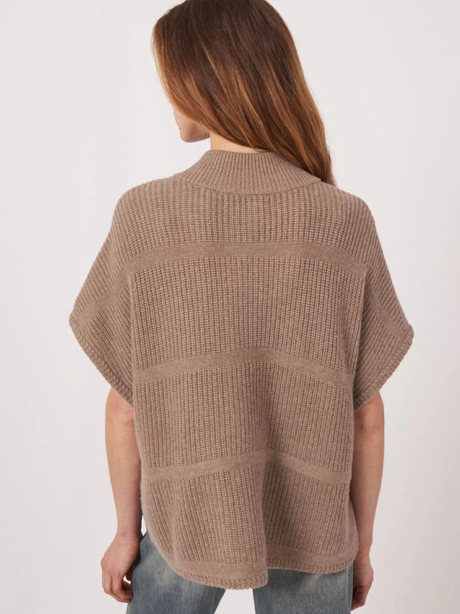 poncho_met_drukknopen_en_verschillende_geribde_texturen_4-2.webp REPEAT cashmere Poncho's*Poncho met drukknopen en verschillende geribde texturen Taupe