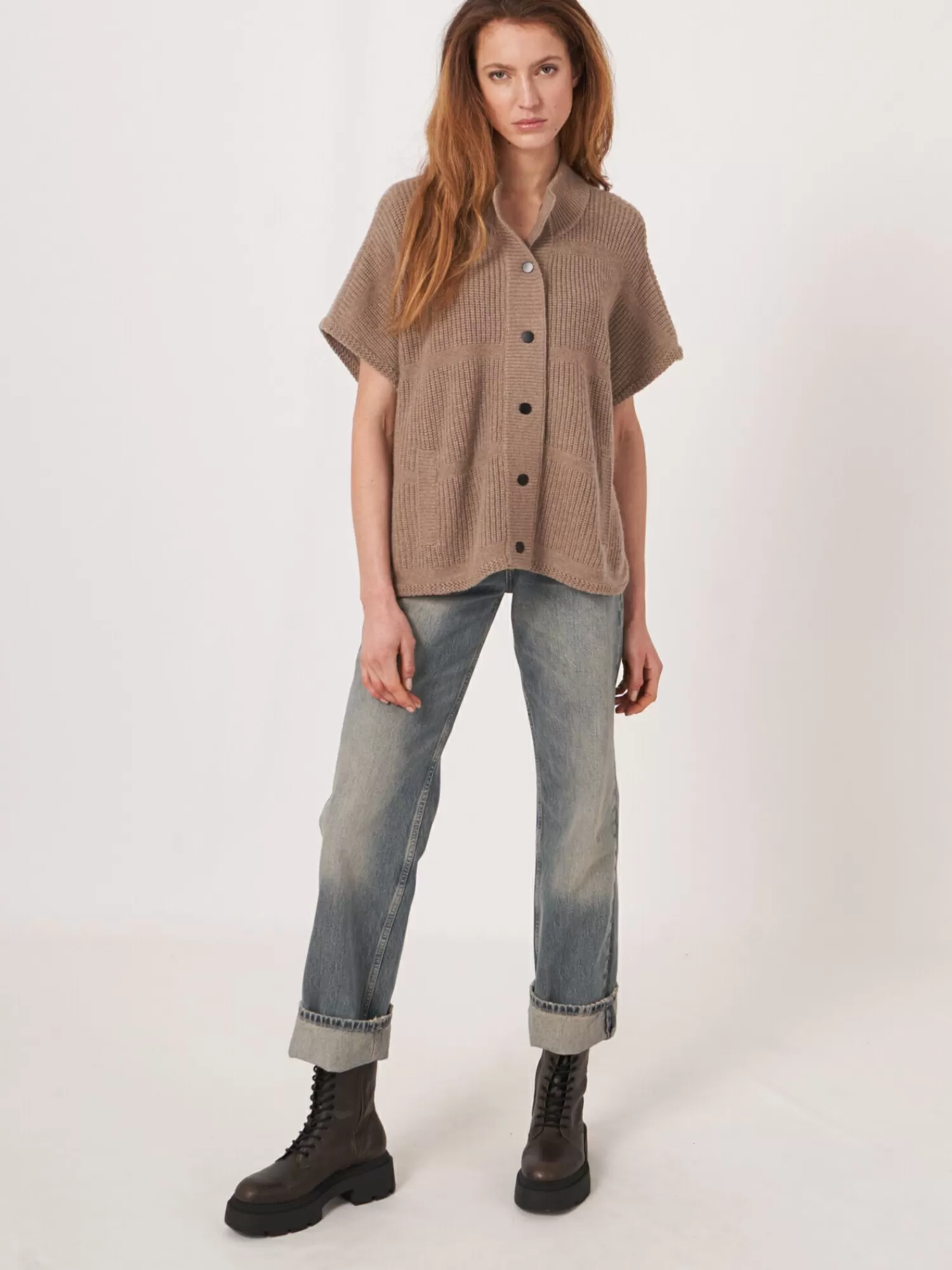 poncho_met_drukknopen_en_verschillende_geribde_texturen_5-2.webp REPEAT cashmere Poncho's*Poncho met drukknopen en verschillende geribde texturen Taupe