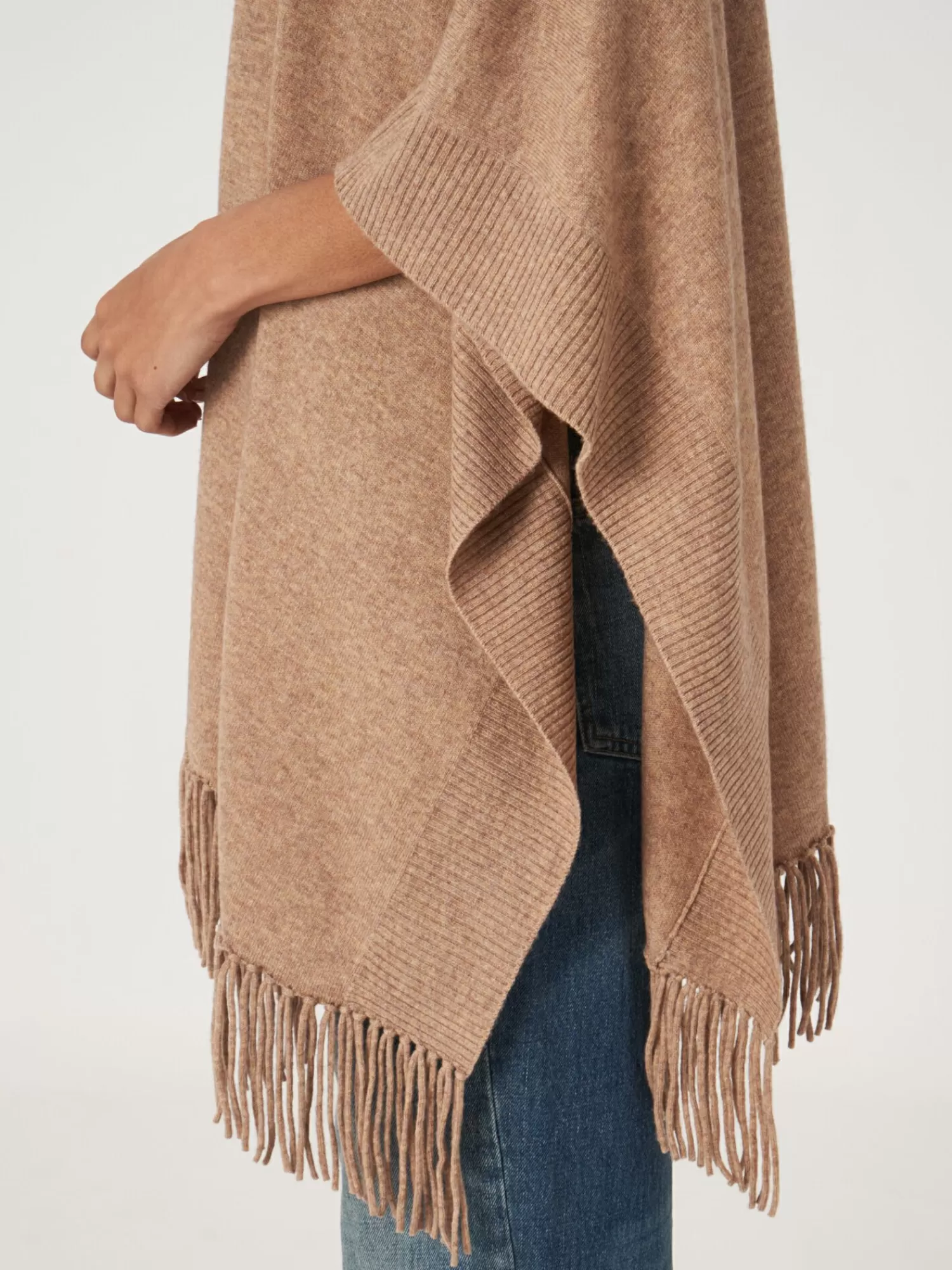 poncho_met_franje_en_ritskraag_2-2.webp REPEAT cashmere Poncho's*Poncho met franje en ritskraag Camel