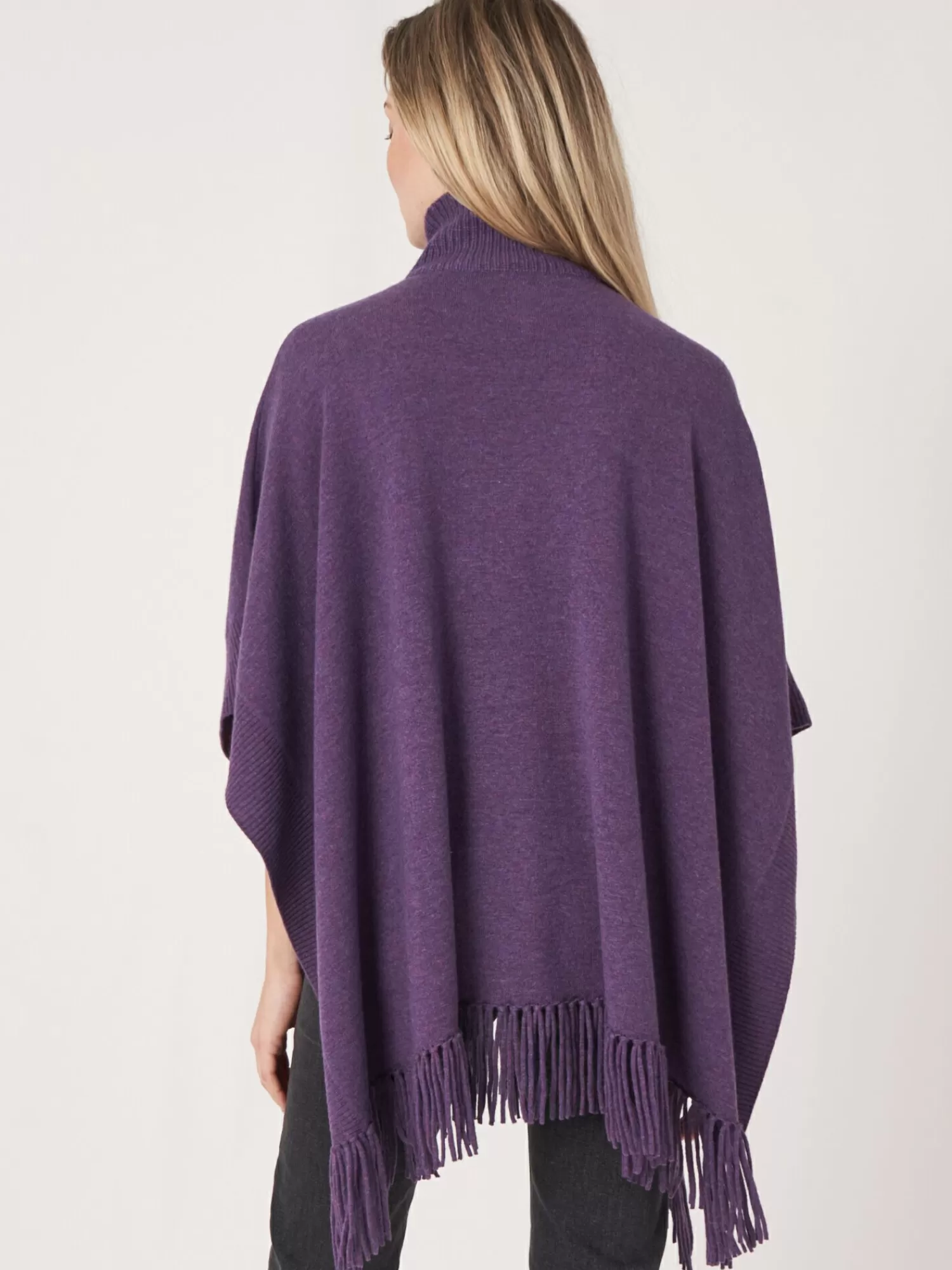 poncho_met_franje_en_ritskraag_2-3.webp REPEAT cashmere Poncho's*Poncho met franje en ritskraag Amethyst