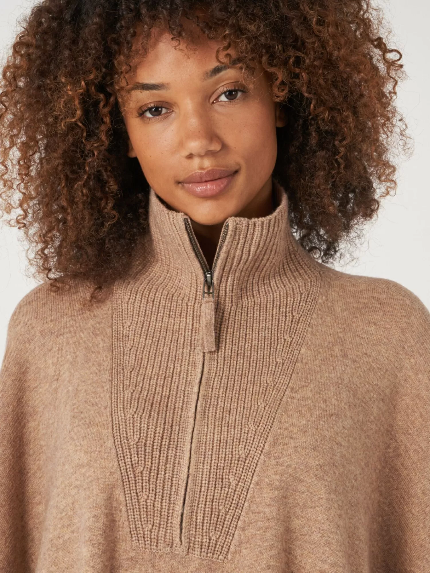 poncho_met_franje_en_ritskraag_3-2.webp REPEAT cashmere Poncho's*Poncho met franje en ritskraag Camel