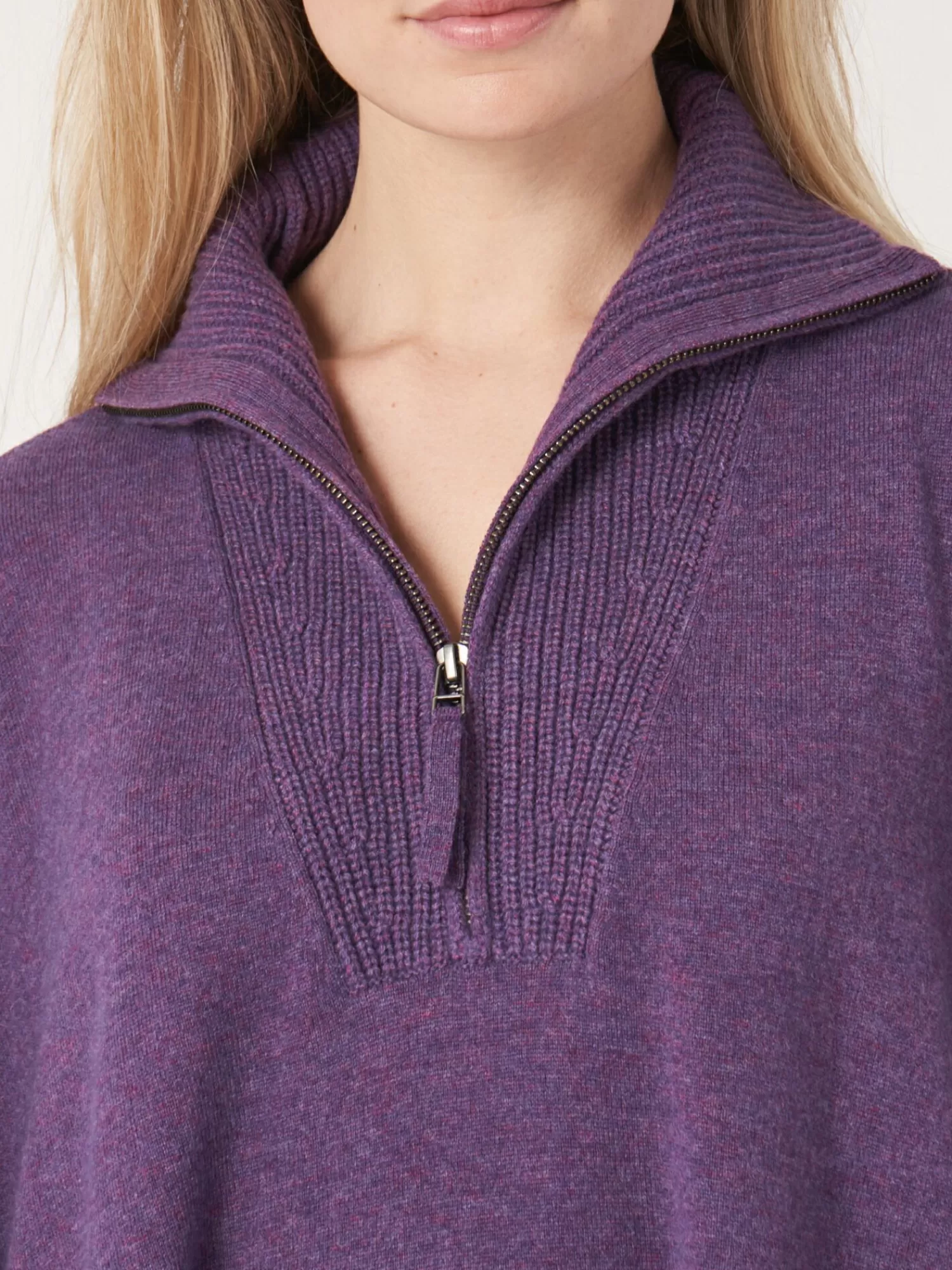 poncho_met_franje_en_ritskraag_3-3.webp REPEAT cashmere Poncho's*Poncho met franje en ritskraag Amethyst