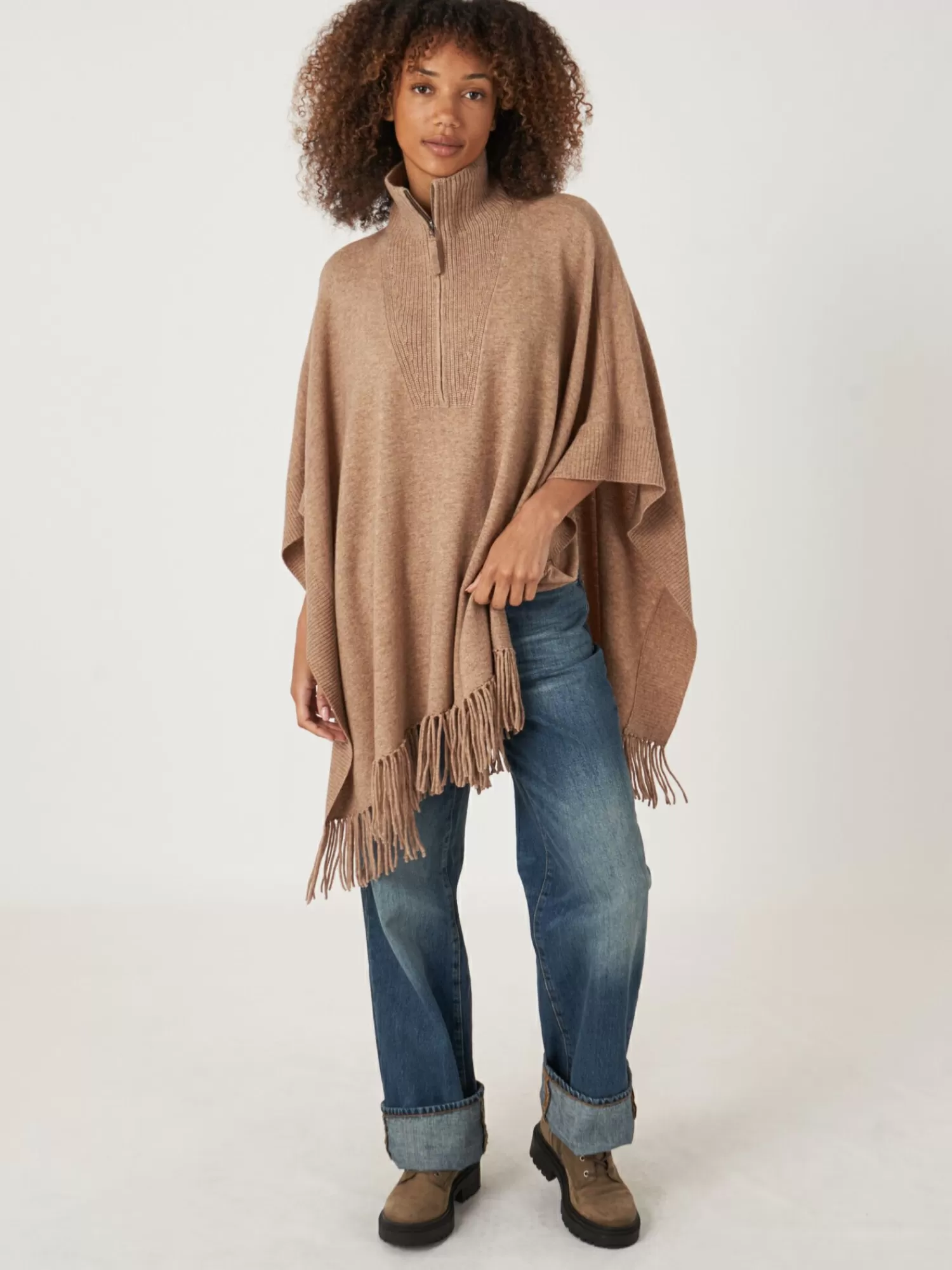 poncho_met_franje_en_ritskraag_4-2.webp REPEAT cashmere Poncho's*Poncho met franje en ritskraag Camel