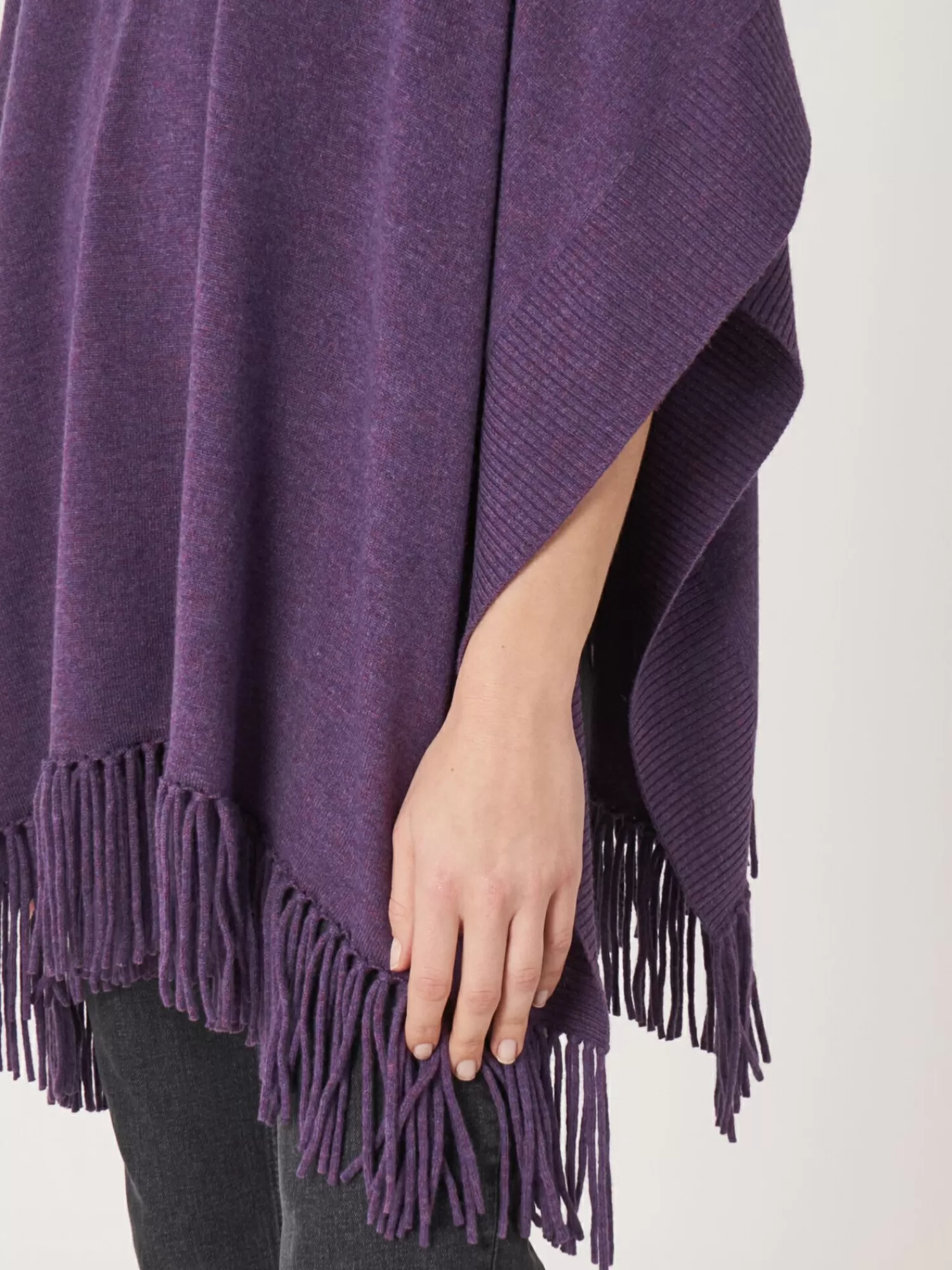 poncho_met_franje_en_ritskraag_4-3.webp REPEAT cashmere Poncho's*Poncho met franje en ritskraag Amethyst