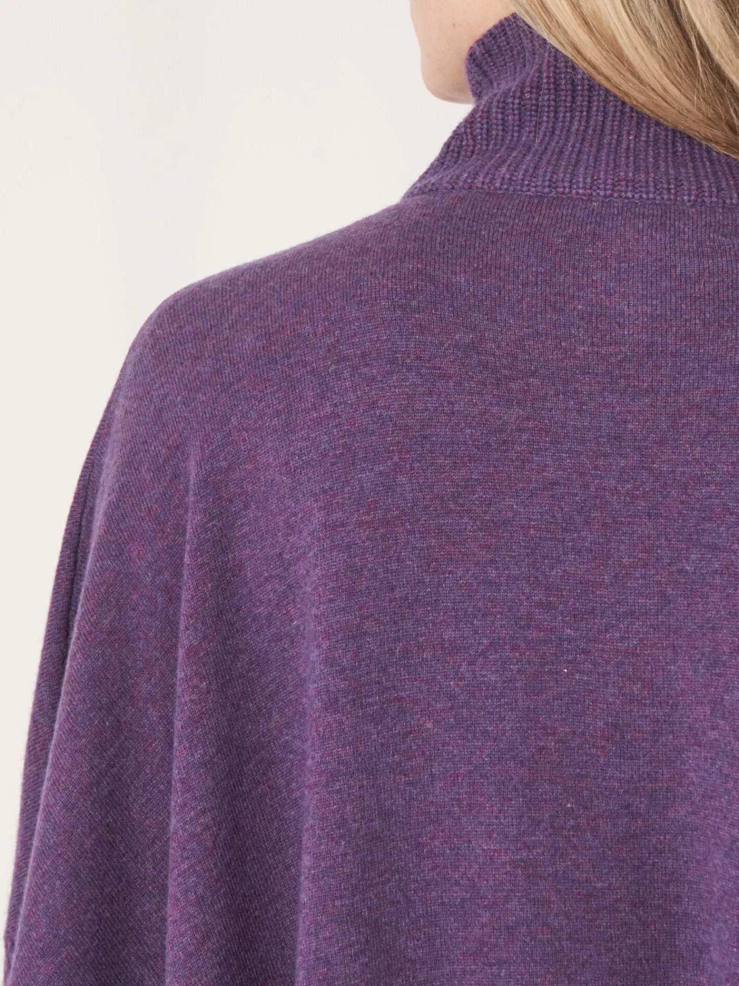 poncho_met_franje_en_ritskraag_5-1.webp REPEAT cashmere Poncho's*Poncho met franje en ritskraag Amethyst