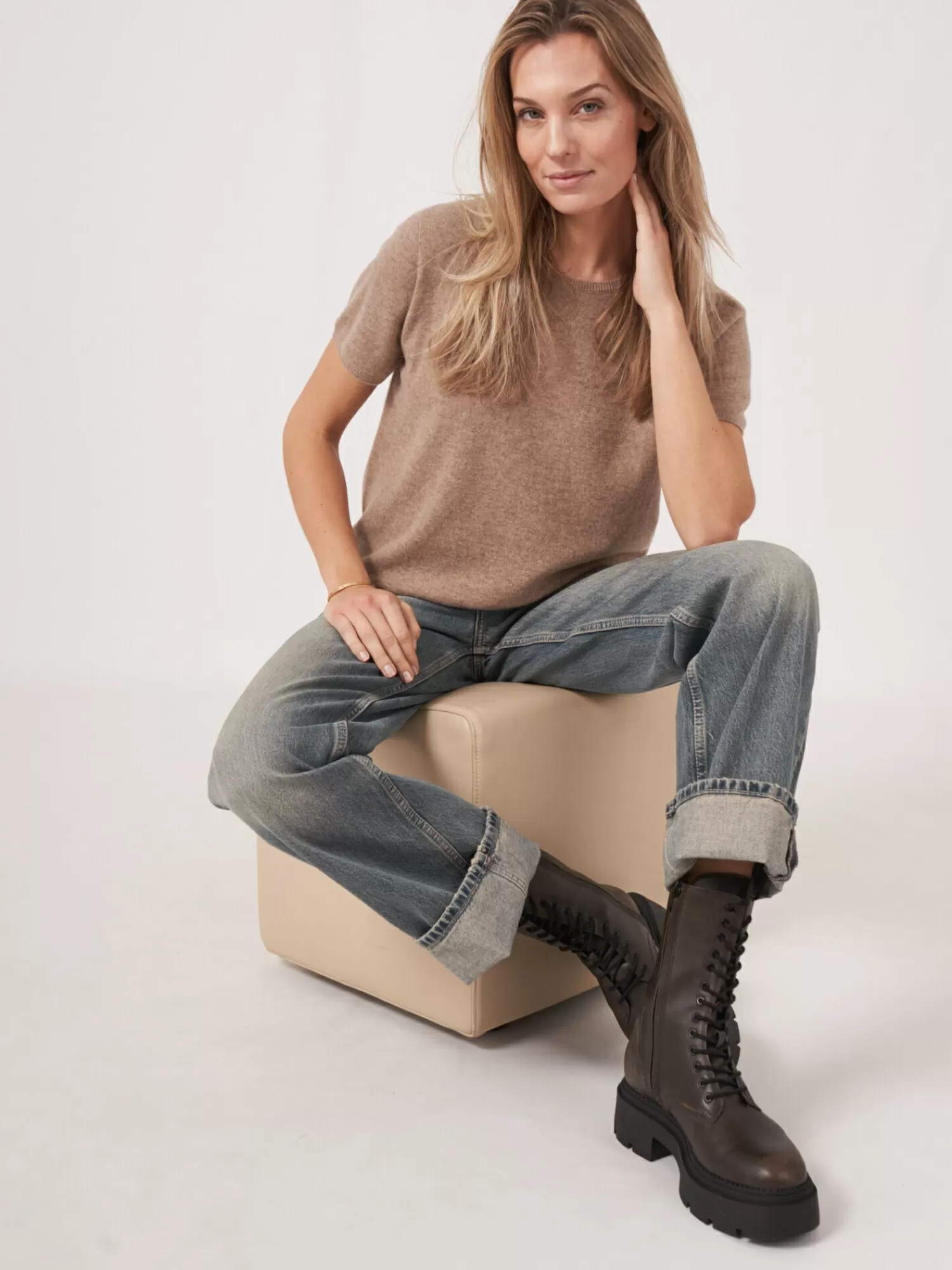 REPEAT cashmere Organic Cashmere | Truien*Trui met korte mouw naadloos gebreid van biologisch cashmere Taupe