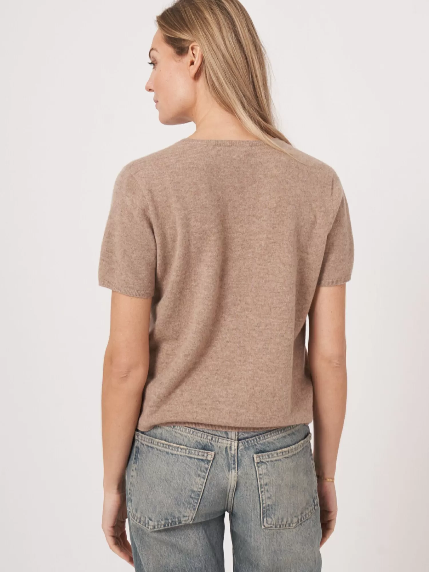 trui_met_korte_mouw_naadloos_gebreid_van_biologisch_cashmere_2-4.webp REPEAT cashmere Organic Cashmere | Truien*Trui met korte mouw naadloos gebreid van biologisch cashmere Taupe