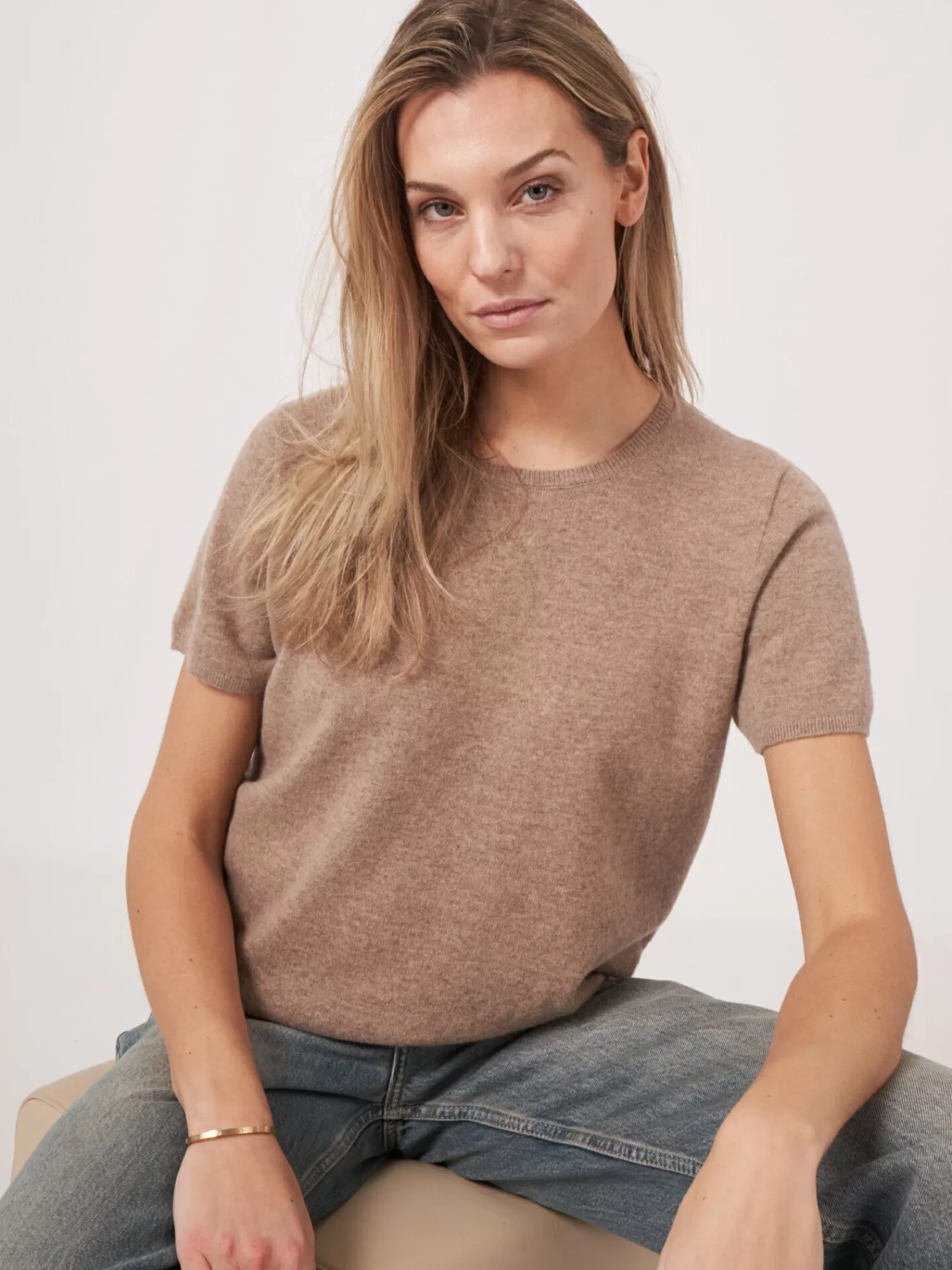 trui_met_korte_mouw_naadloos_gebreid_van_biologisch_cashmere_3-4.webp REPEAT cashmere Organic Cashmere | Truien*Trui met korte mouw naadloos gebreid van biologisch cashmere Taupe