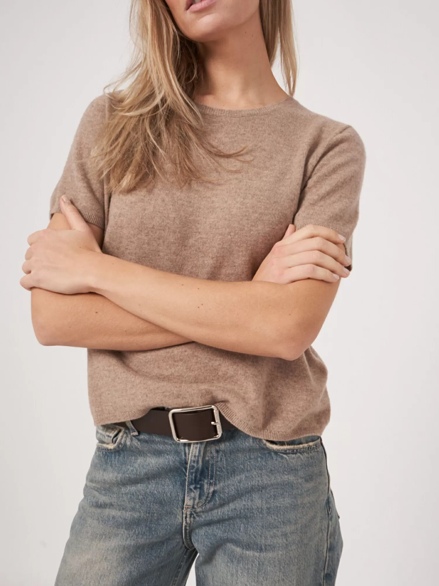 trui_met_korte_mouw_naadloos_gebreid_van_biologisch_cashmere_4-4.webp REPEAT cashmere Organic Cashmere | Truien*Trui met korte mouw naadloos gebreid van biologisch cashmere Taupe