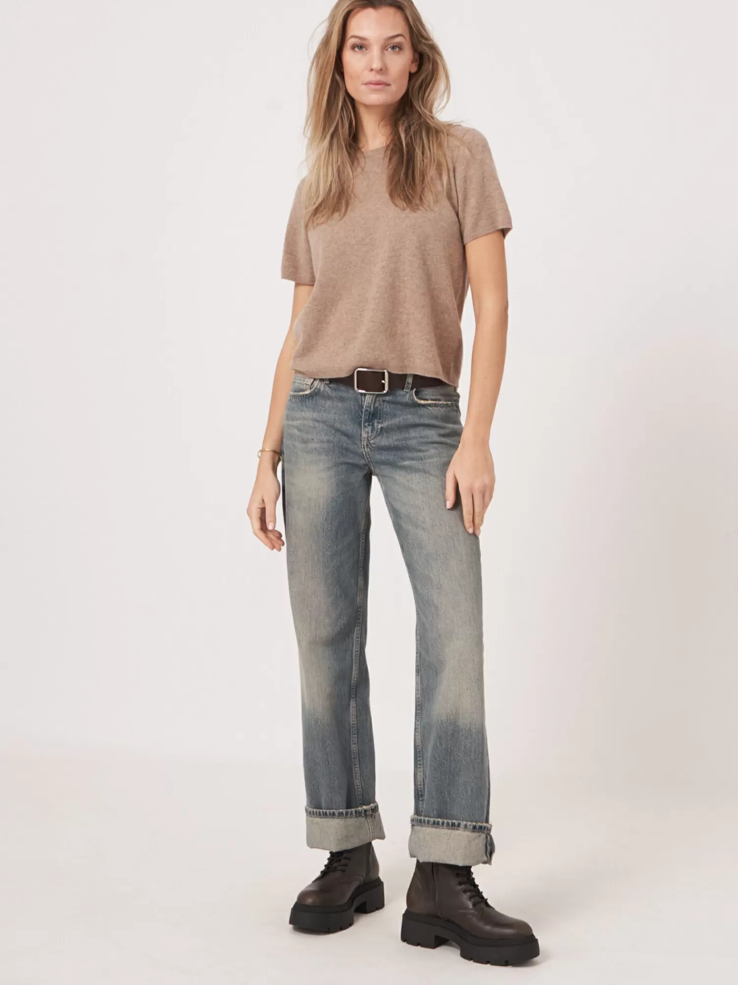 trui_met_korte_mouw_naadloos_gebreid_van_biologisch_cashmere_5-1.webp REPEAT cashmere Organic Cashmere | Truien*Trui met korte mouw naadloos gebreid van biologisch cashmere Taupe